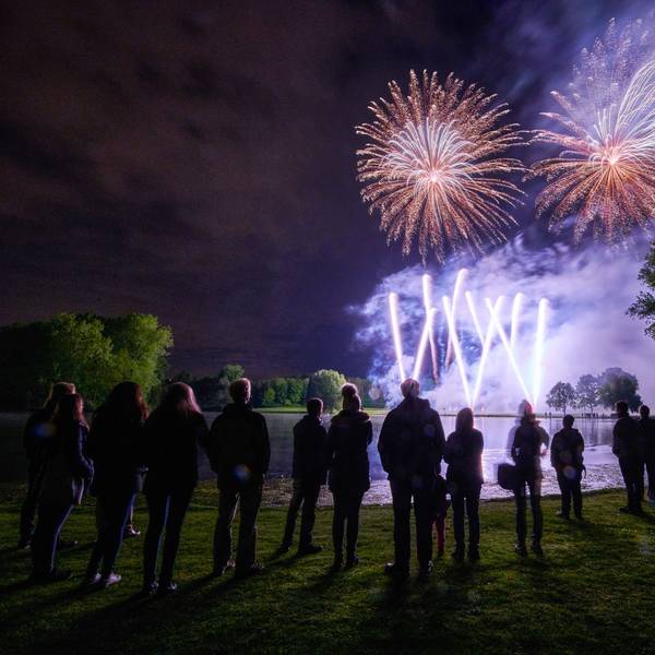 Ein Feuerwerk ist im Bonner Rheinaue beim Fest ‚Rhein in Flammen‘ zu sehen. Das Festival musste am Samstag wegen eines Gewitters unterbrochen werden.