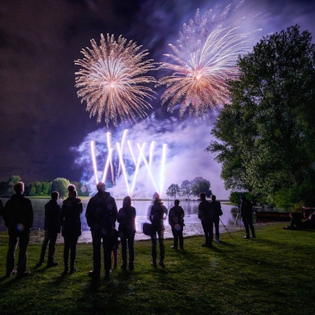 Ein Feuerwerk ist im Bonner Rheinaue beim Fest ‚Rhein in Flammen‘ zu sehen. Das Festival musste am Samstag wegen eines Gewitters unterbrochen werden.