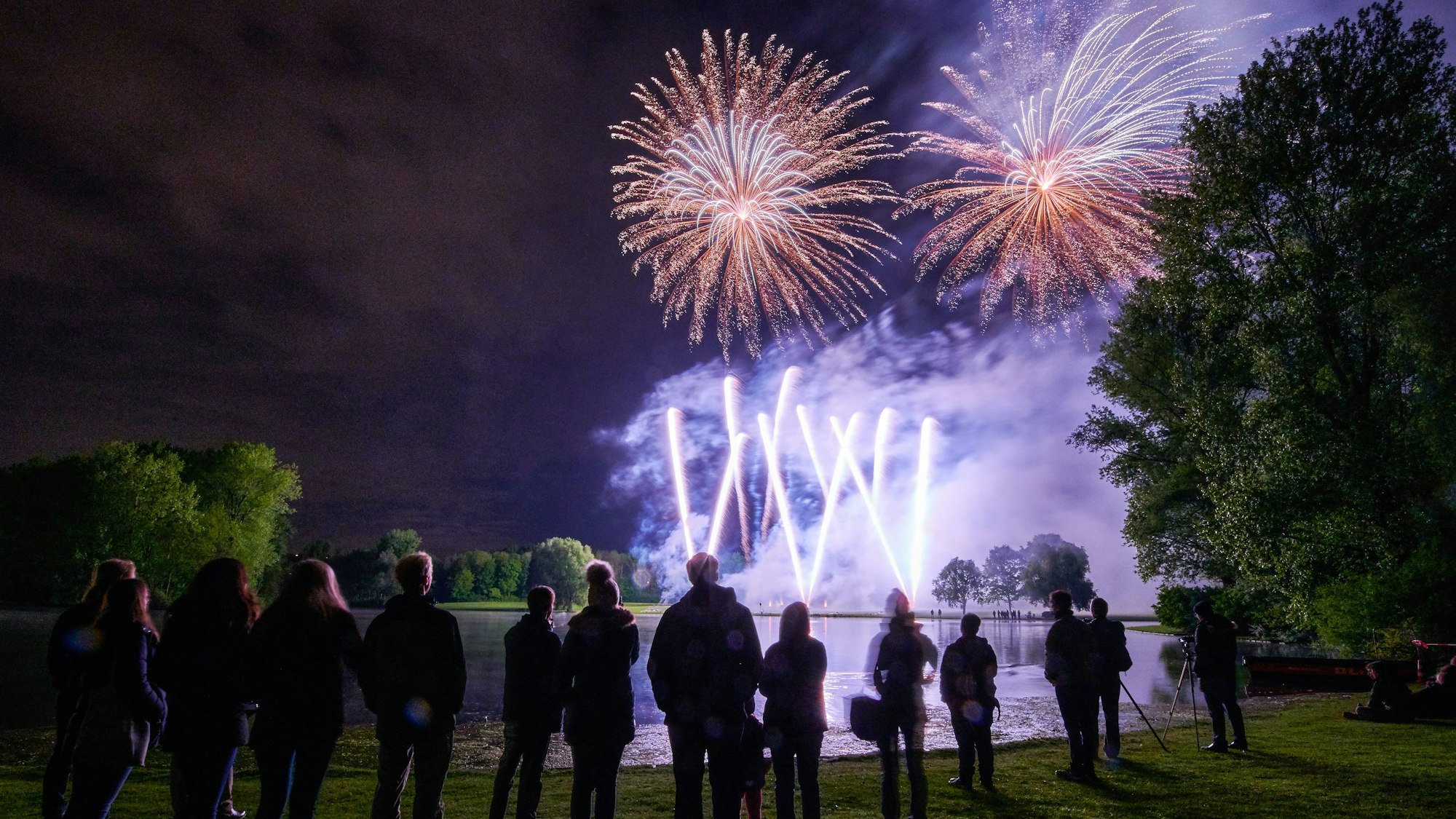 Ein Feuerwerk ist im Bonner Rheinaue beim Fest ‚Rhein in Flammen‘ zu sehen. Das Festival musste am Samstag wegen eines Gewitters unterbrochen werden.