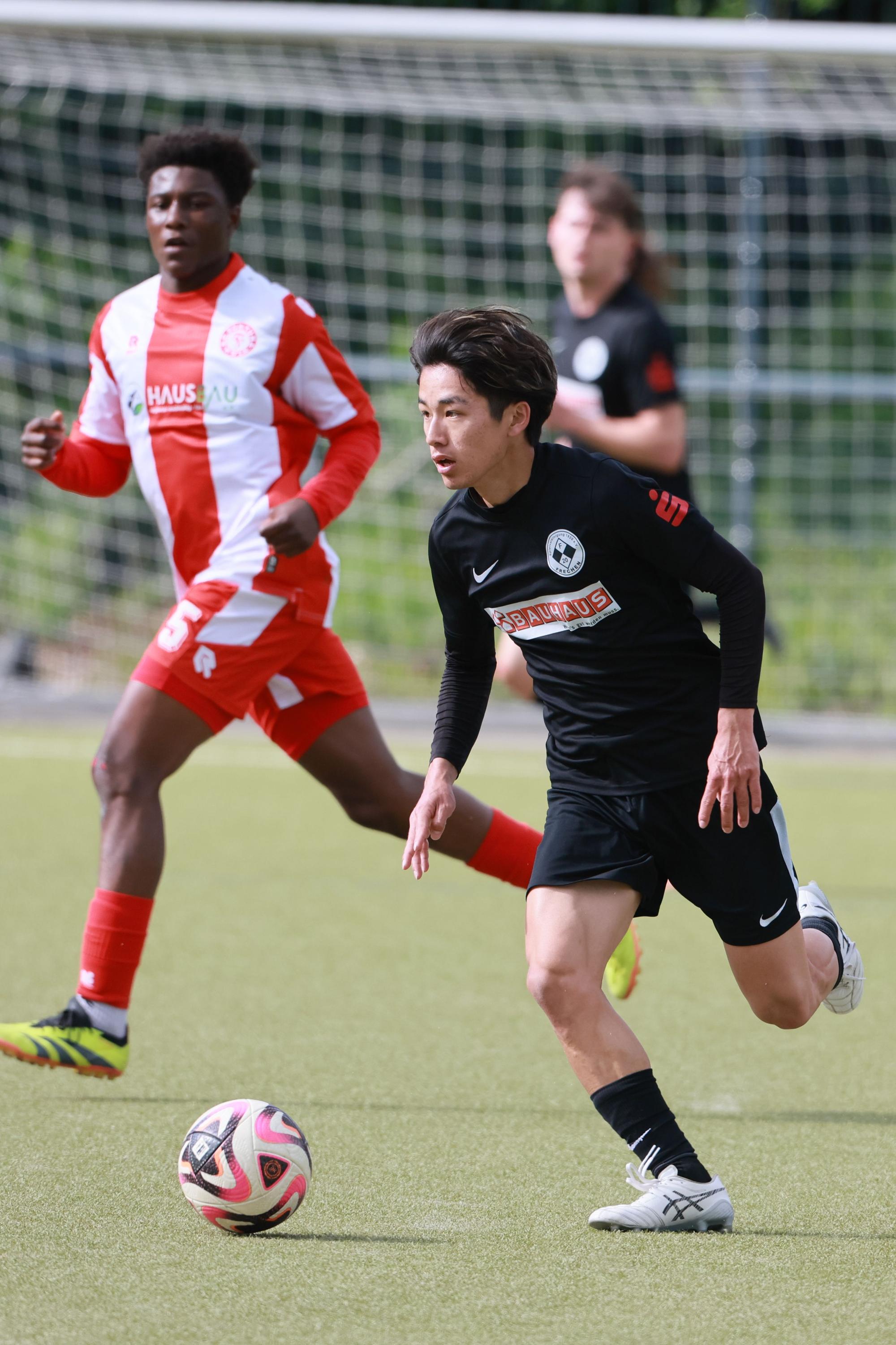 Das Foto zeigt einen Fußballer im dunklen Trikot mit dem Ball am Fuß, der den Sieg von Frechen 20 einleitet.