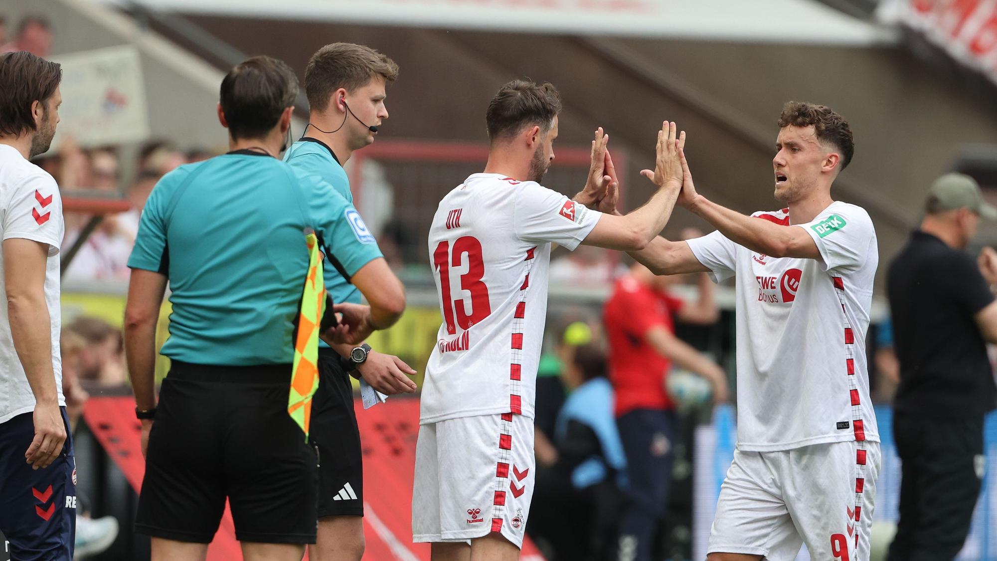 Mark Uth, hier mit Luca Waldschmidt während eines Spielerwechsels, beendet im Sommer seine Laufbahn.