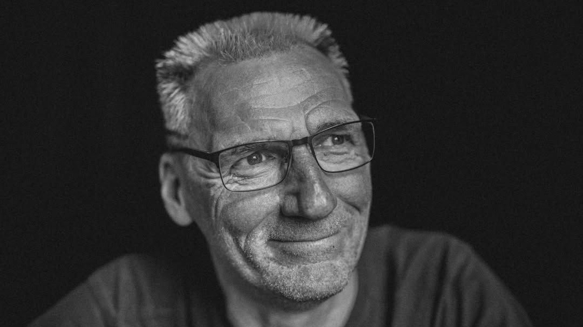 Kasalla-Techniker Tom ist in der Nacht zu Samstag (3. Mai 2025) tödlich mit seinem Motorrad verunglückt. Die Nachricht traf die Karnevalsszene hart.