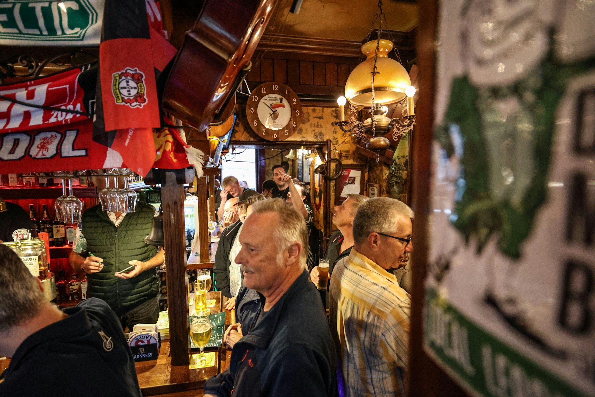 Menschen tanzen und trinken in einer Kneipe.