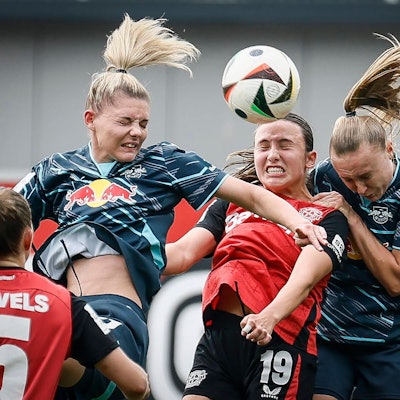 Sport Bilder des Tages Frauen Fuball-Bundesliga Bayer 04 Leverkusen - RB Leipzig, 03.05.2025 Kopfballduell mit Julia Landenberger RB Leipzig, 21, Loreen Bender Bayer 04 Leverkusen, Lou-Ann Joly RB Leipzig, 6 19 Bayer 04 Leverkusen - RB Leipzig an Spieltag 21 der Google Pixel Frauen-Bundesliga am 03.05.2025 im Ulrich-Haberland-Stadion in Leverkusen Nordrhein-Westfalen. DFL REGULATIONS PROHIBIT ANY USE OF PHOTOGRAPHS AS IMAGE SEQUENCES AND/OR QUASI-VIDEO. *** Womens Football Bundesliga Bayer 04 Leverkusen RB Leipzig, 03 05 2025 Header duel with Julia Landenberger RB Leipzig, 21 , Loreen Bender Bayer 04 Leverkusen, Lou Ann Joly RB Leipzig, 6 19 Bayer 04 Leverkusen RB Leipzig on matchday 21 of the Google Pixel Womens Bundesliga on 03 05 2025 at the Ulrich Haberland Stadium in Leverkusen North Rhine-Westphalia DFL REGULATIONS PROHIBIT ANY USE OF PHOTOGRAPHS AS IMAGE SEQUENCES AND OR QUASI VIDEO Copyright: xBEAUTIFULxSPORTS/AxelxKohringx