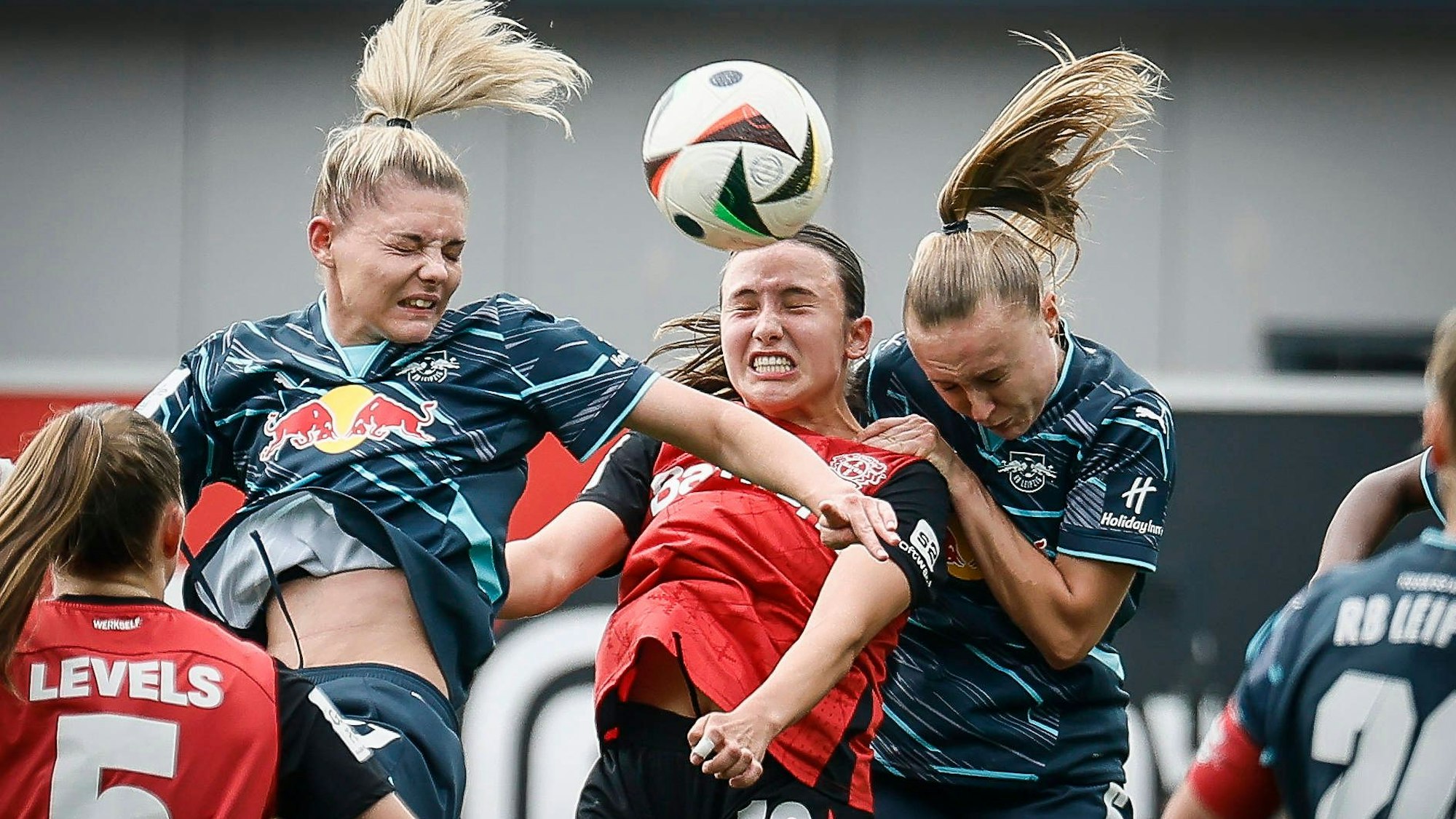 Sport Bilder des Tages Frauen Fuball-Bundesliga Bayer 04 Leverkusen - RB Leipzig, 03.05.2025 Kopfballduell mit Julia Landenberger RB Leipzig, 21, Loreen Bender Bayer 04 Leverkusen, Lou-Ann Joly RB Leipzig, 6 19 Bayer 04 Leverkusen - RB Leipzig an Spieltag 21 der Google Pixel Frauen-Bundesliga am 03.05.2025 im Ulrich-Haberland-Stadion in Leverkusen Nordrhein-Westfalen. DFL REGULATIONS PROHIBIT ANY USE OF PHOTOGRAPHS AS IMAGE SEQUENCES AND/OR QUASI-VIDEO. *** Womens Football Bundesliga Bayer 04 Leverkusen RB Leipzig, 03 05 2025 Header duel with Julia Landenberger RB Leipzig, 21 , Loreen Bender Bayer 04 Leverkusen, Lou Ann Joly RB Leipzig, 6 19 Bayer 04 Leverkusen RB Leipzig on matchday 21 of the Google Pixel Womens Bundesliga on 03 05 2025 at the Ulrich Haberland Stadium in Leverkusen North Rhine-Westphalia DFL REGULATIONS PROHIBIT ANY USE OF PHOTOGRAPHS AS IMAGE SEQUENCES AND OR QUASI VIDEO Copyright: xBEAUTIFULxSPORTS/AxelxKohringx