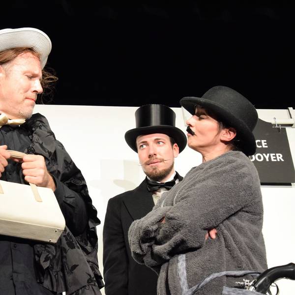 Das Bild zeigt drei Schauspieler bei einer Szene des Theaterstücks „Der Florentiner Hut“.