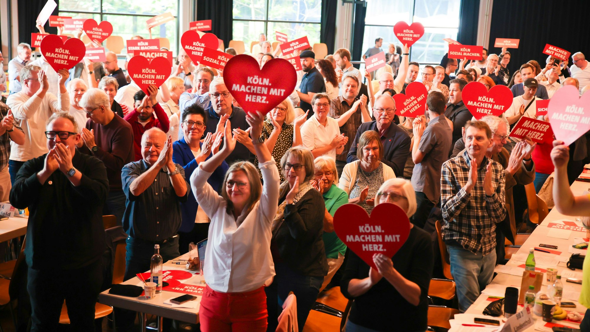 Die Wahlkreisdelegierten der Kölner SPD feiern ihren OB-Kandidaten Torsten Burmester.