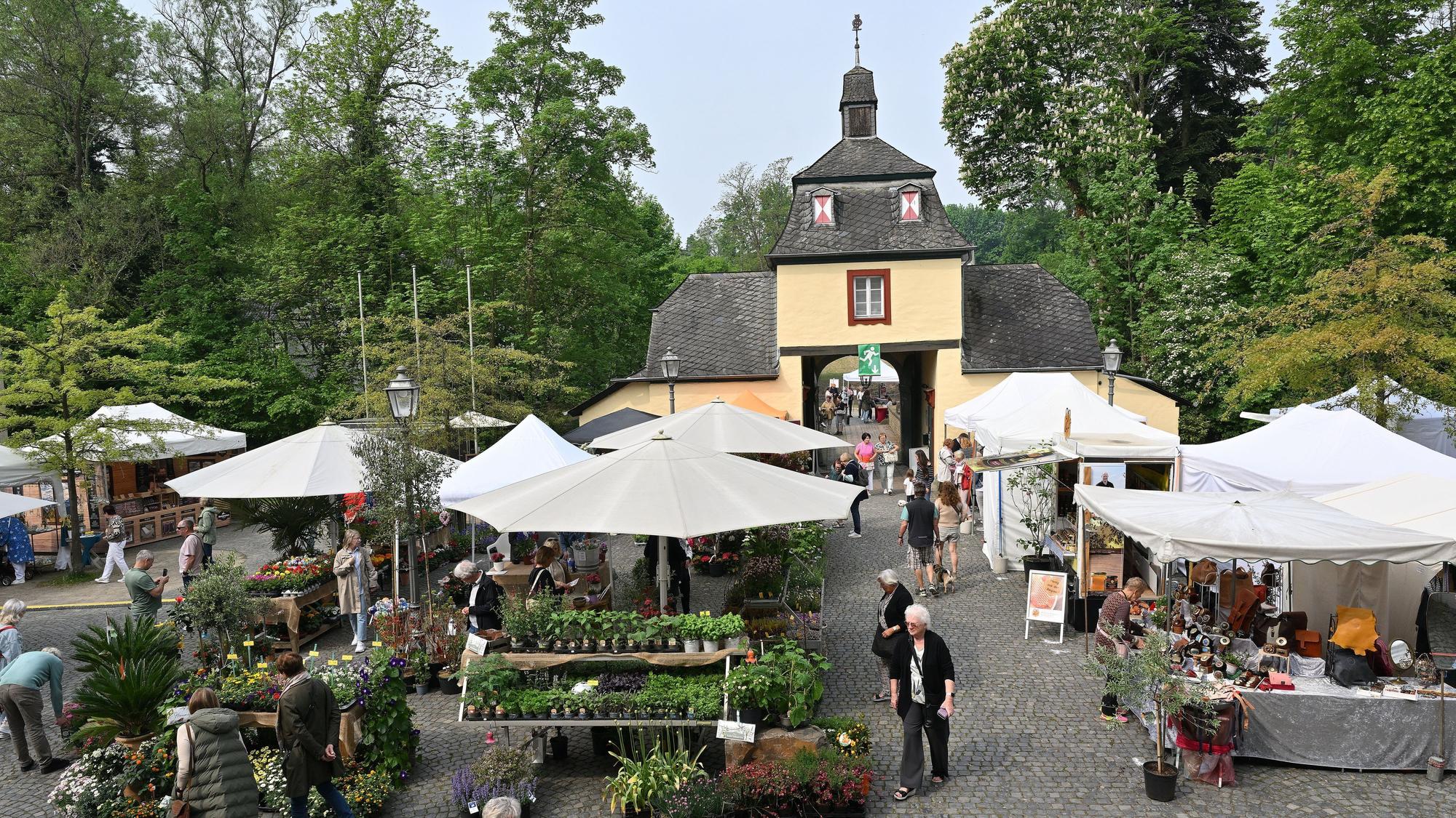 Im Hof von Schloss Eulenbroich stehen Händler, die unter anderem Pflanzen für den Garten verkaufen.