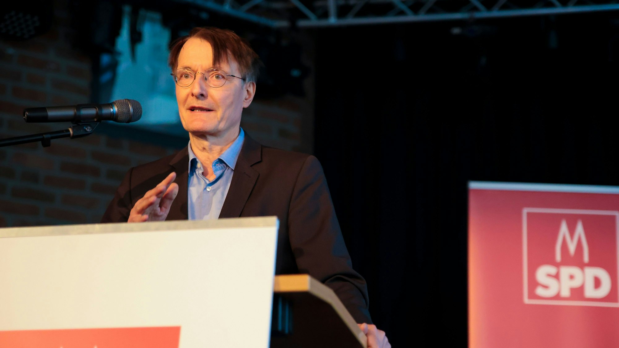 Karl Lauterbach am Samstag bei der Wahlkreisdelegiertenkonferenz der Kölner SPD im Bürgerzentrum Chorweiler.