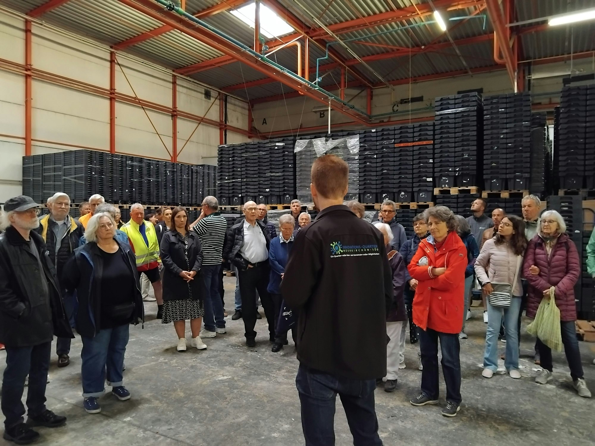 Projektleiter Johannes Hagen führte zwei große Gruppen durch die Hallen.