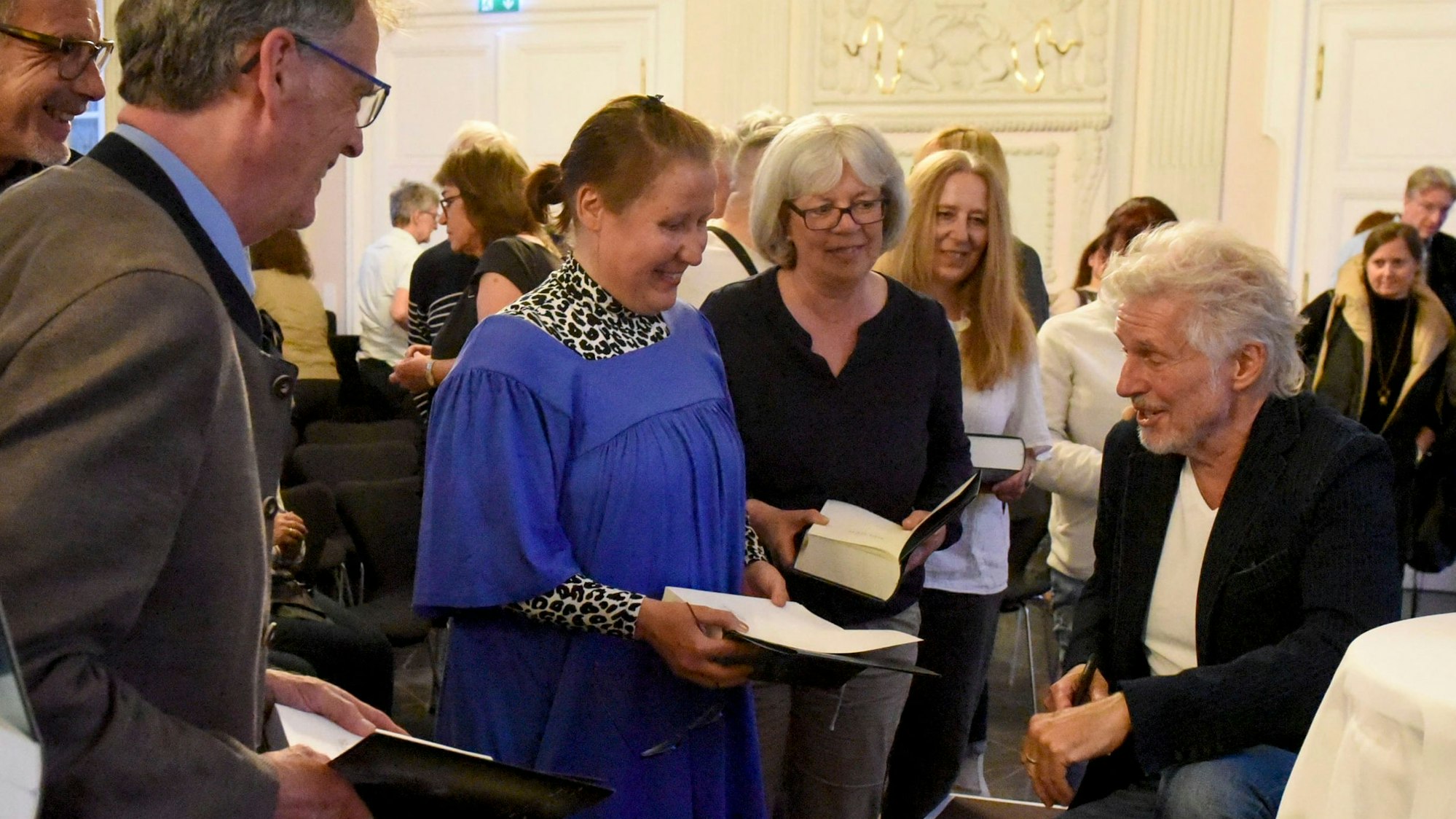 Das Bild zeigt den Autor Frank Schätzing im Gespräch.