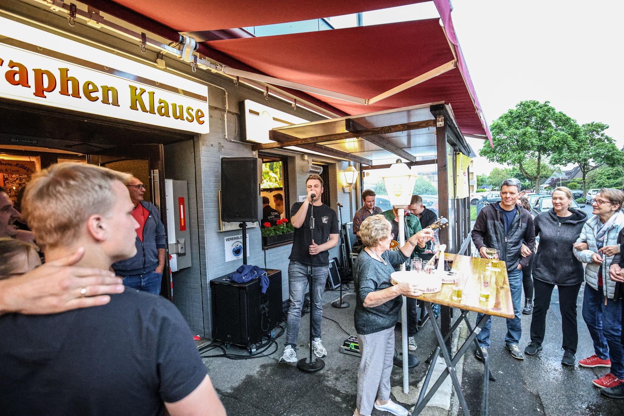 Menschen tanzen und trinken in einer Kneipe.