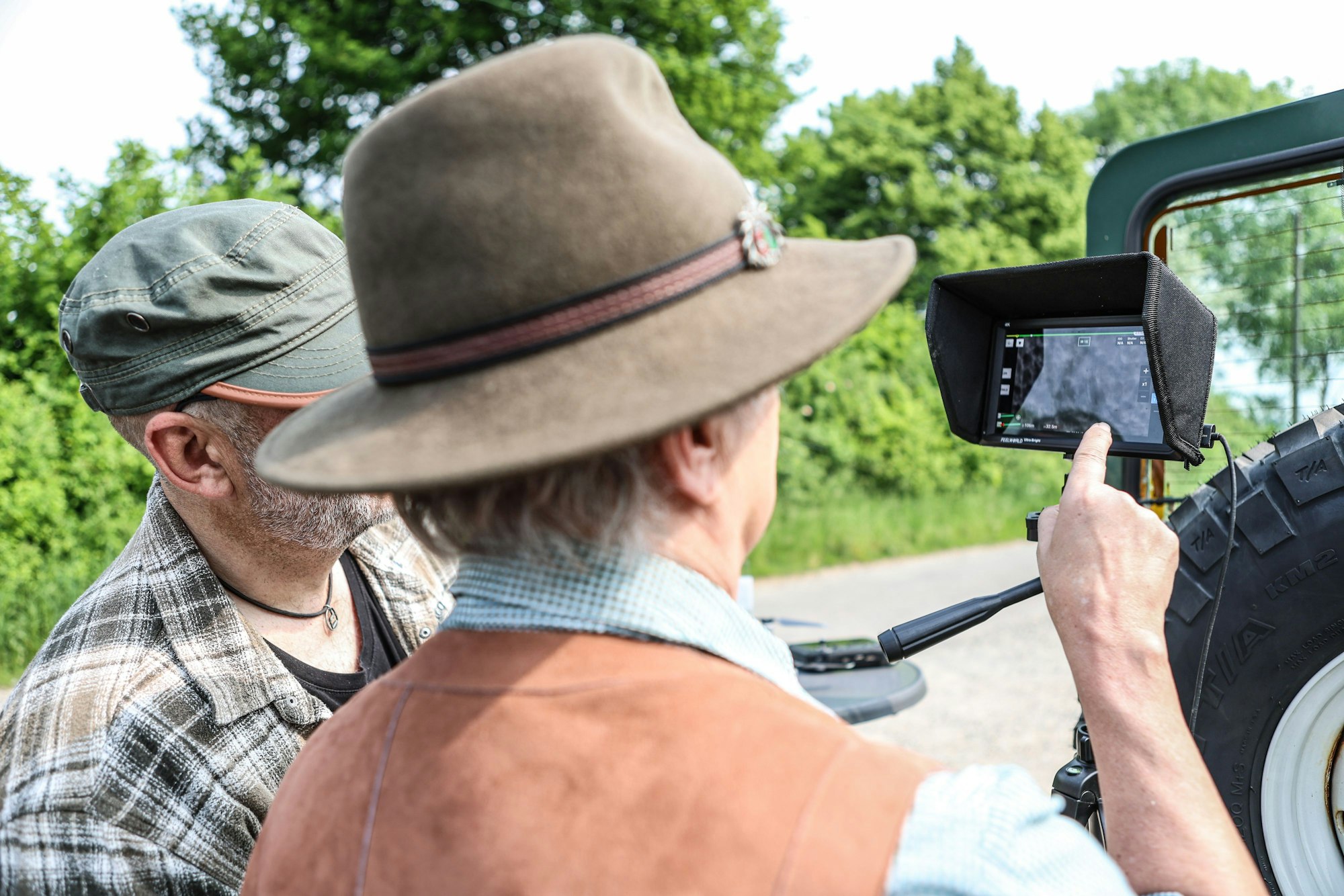 Auf einem Display kann der Beobachter genau erkennen, wo ein Rehkitz liegen könnte.