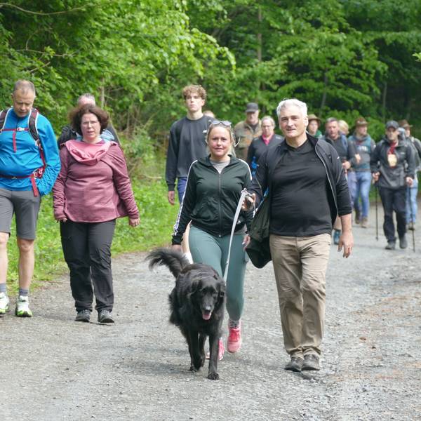 Mit Hut, mit Hund oder barfuß: Verschiedene Gruppen von Menschen waren im Siegengebirge unterwegs.