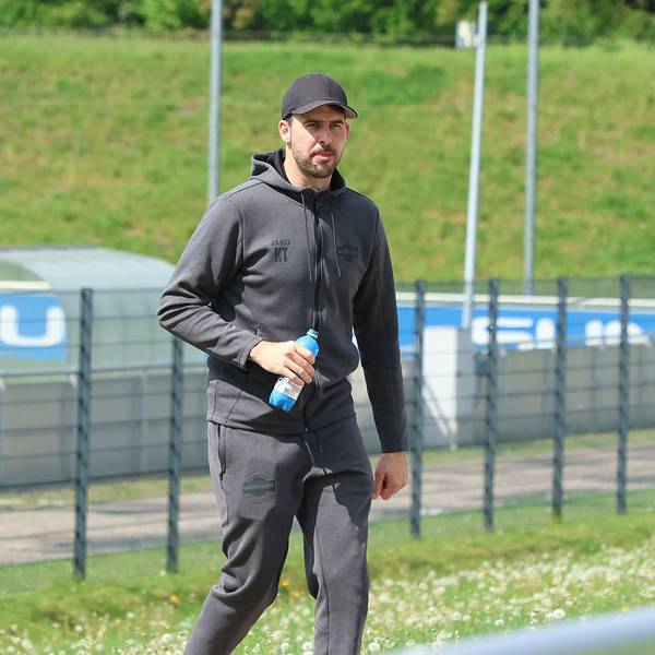 Kevin Theisen geht zum Spielfeld.
