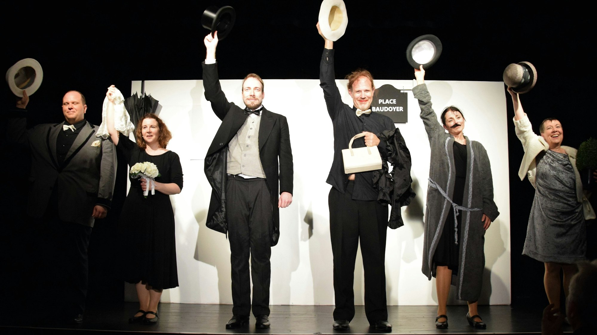 Das Bild zeigt sechs Schauspieler auf der Bühne.