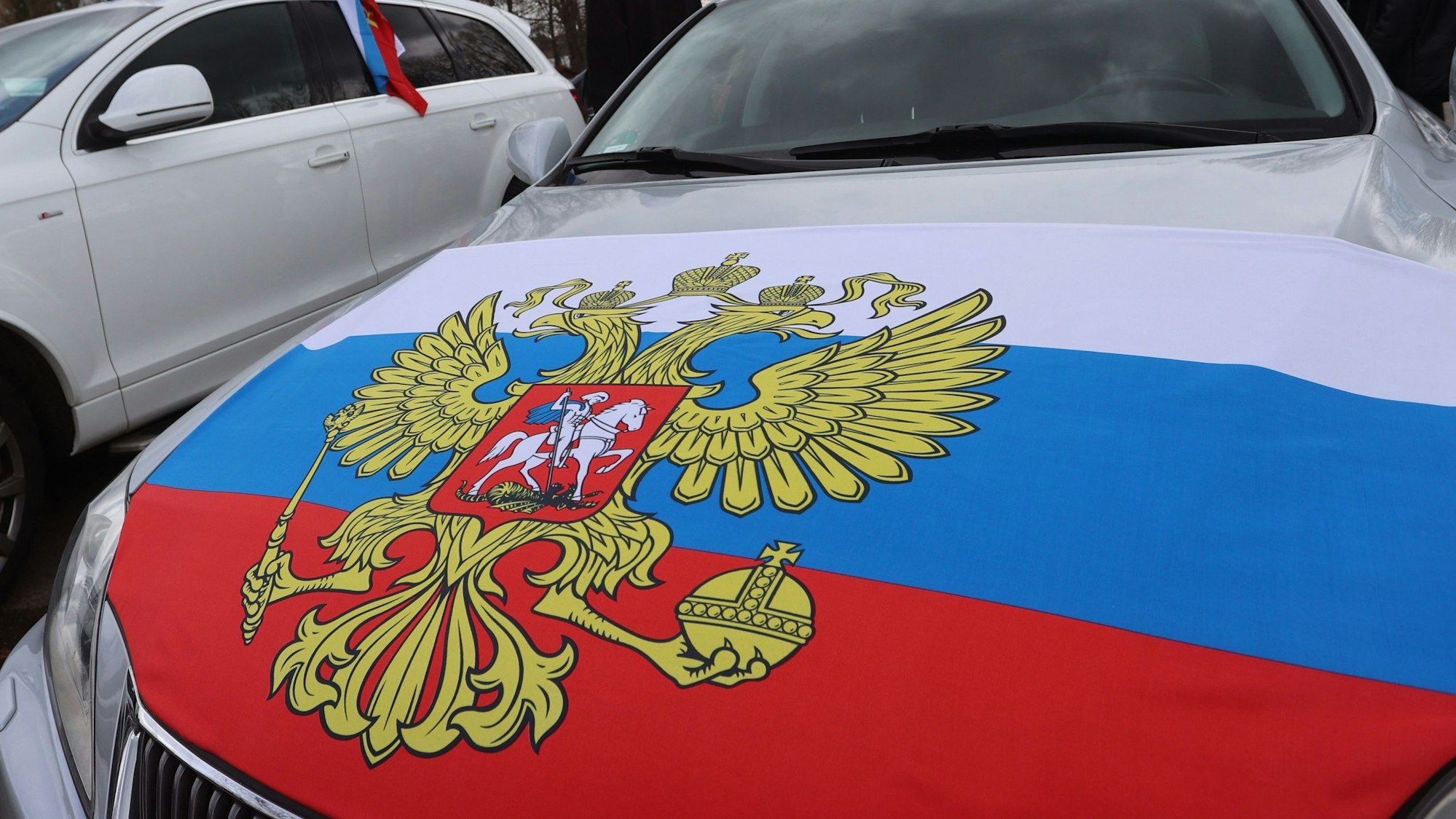 Mit russischen Fahnen dekoriert fuhren Autos am Sonntag im Kölner Umland. (Symbolbild)