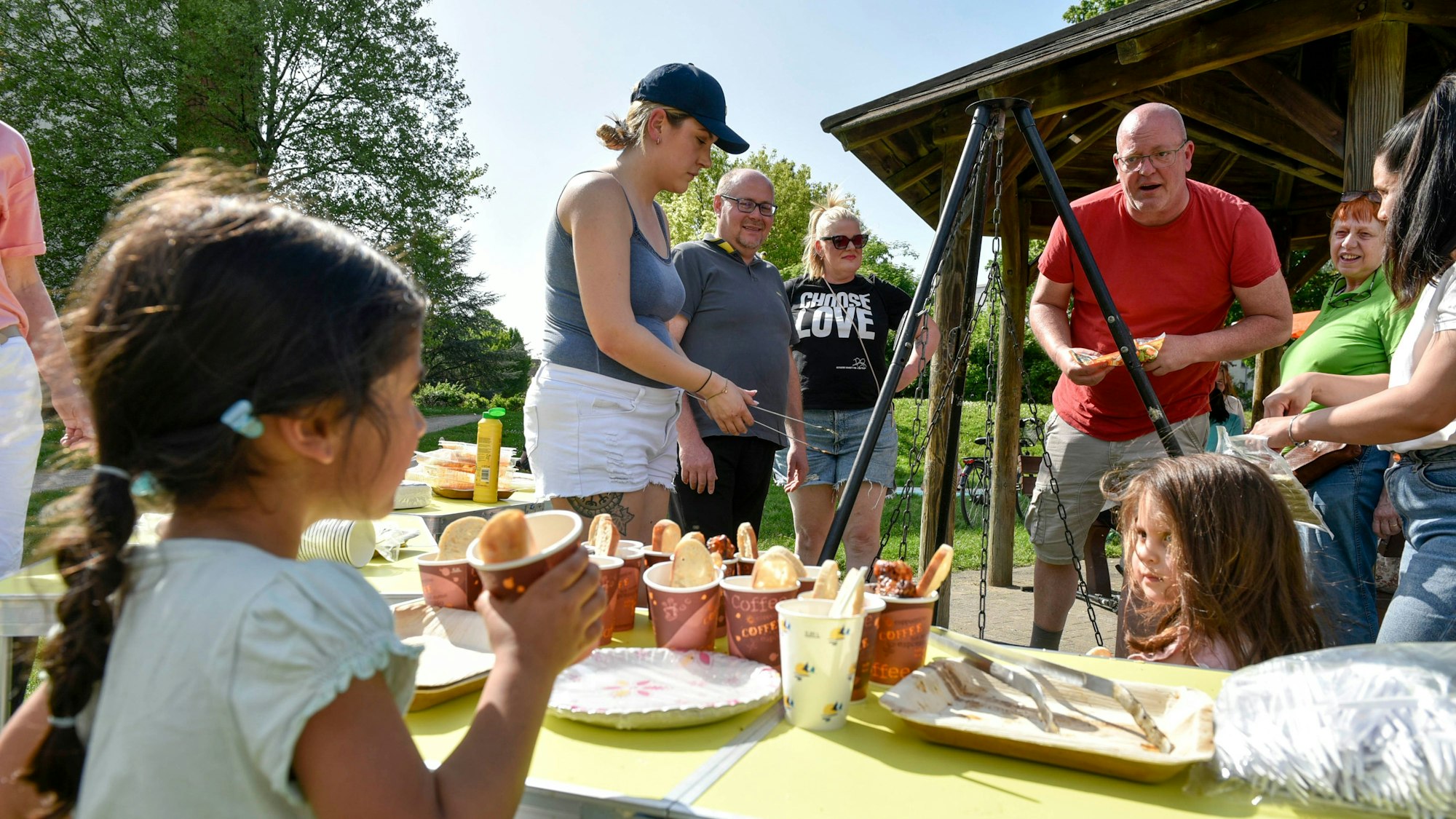 Das Foto zeigt Menschen beim Grillen.