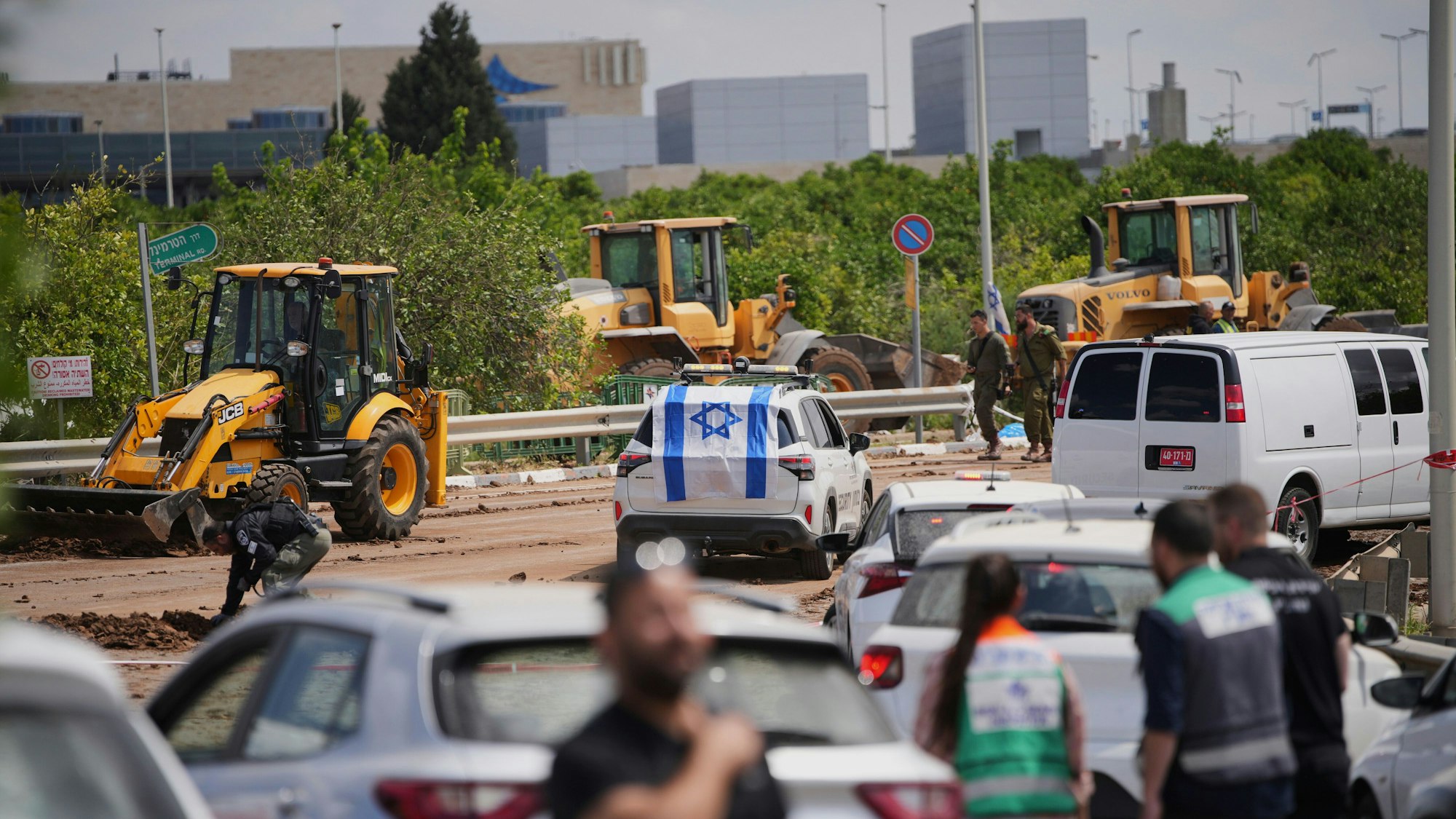 Israelische Sicherheitskräfte inspizieren die Stelle