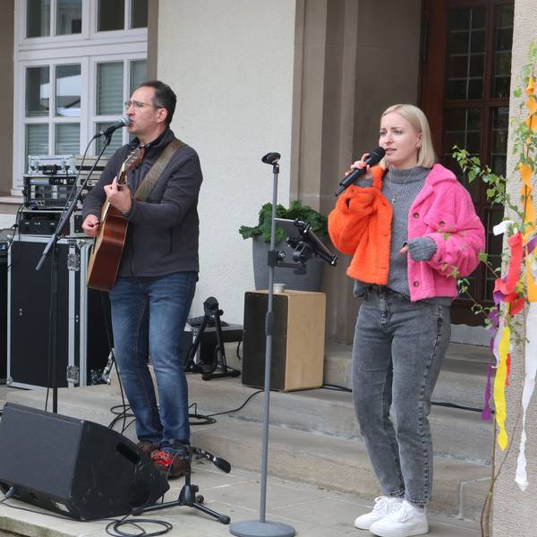 Ein Trio mit zwei Gitarren.