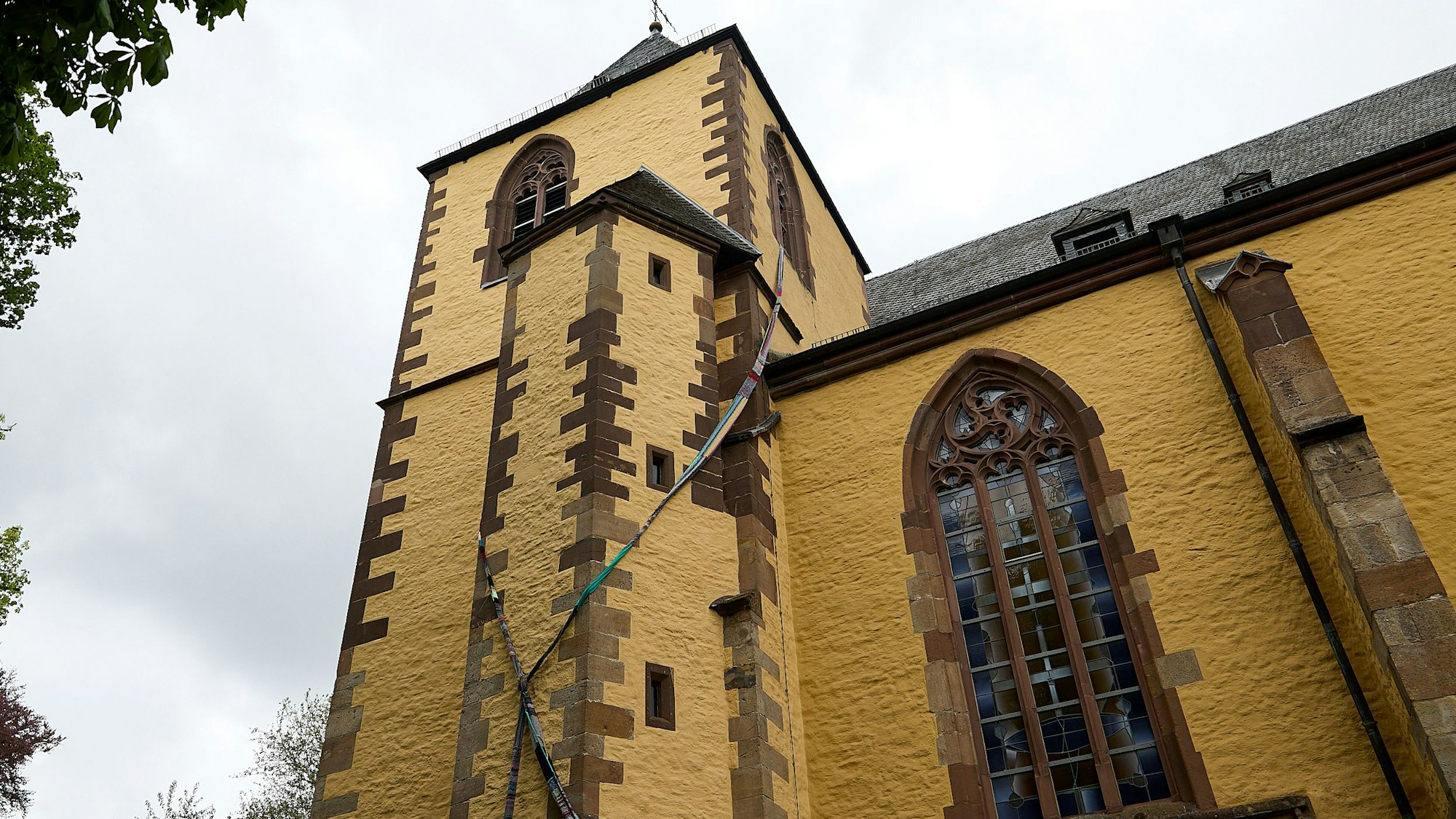 Der Glockenturm der Schlosskirche hat einen 25 Meter langen umgelegt bekommen.