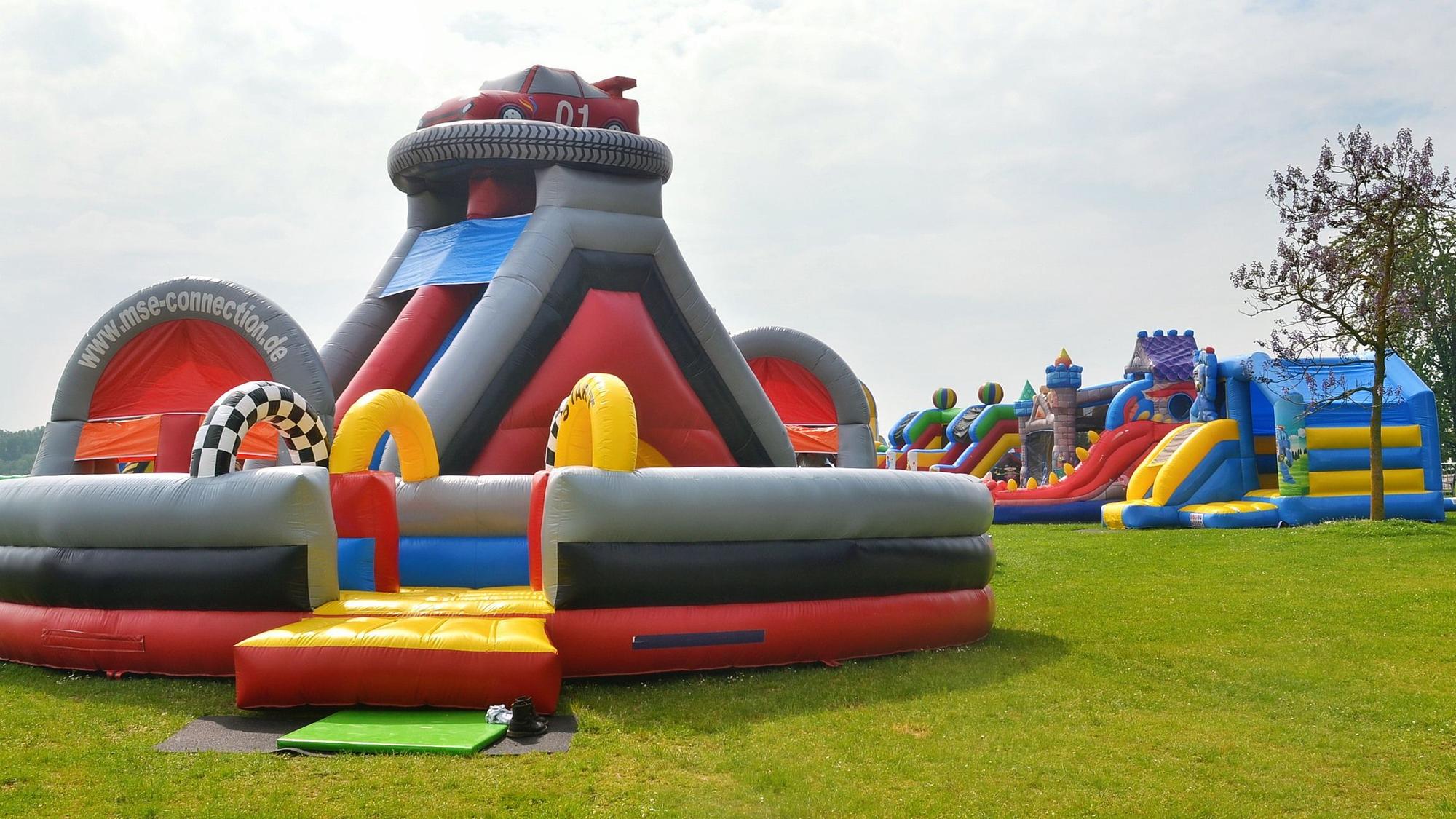 Insgesamt 18 bunt und fantasievoll gestaltete Hüpfburgen stehen derzeit im Zülpicher Seepark.