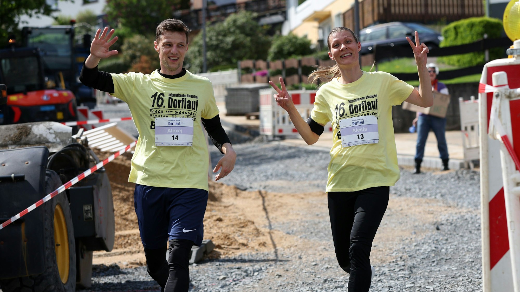 Das Foto zeigt zwei Teilnehmende des Biesfelder Dorflaufs.