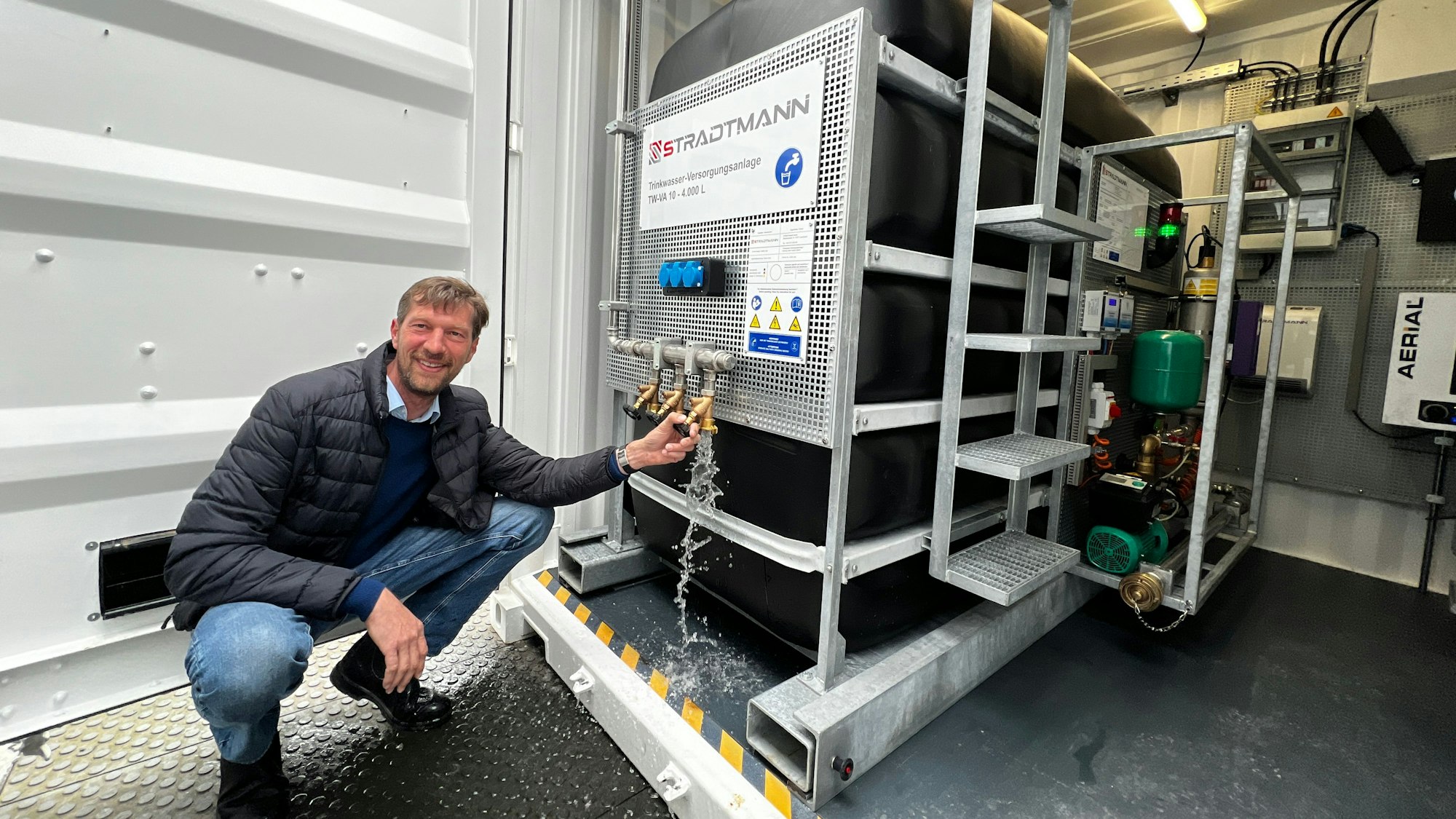 Hendrik Stradtmann mit Trinkwasser-Modulen