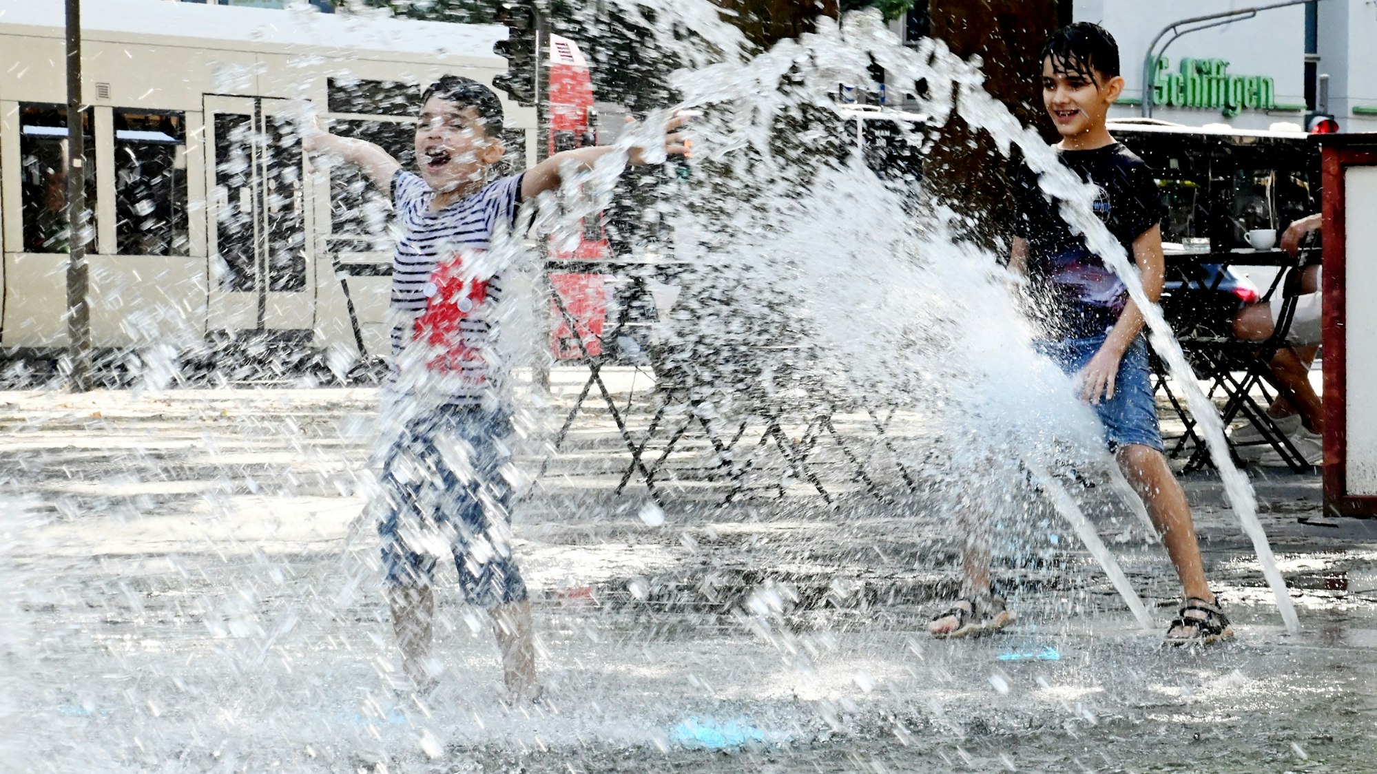 Kinder toben im vergangenen Sommer im Brunnen auf dem Neumarkt.