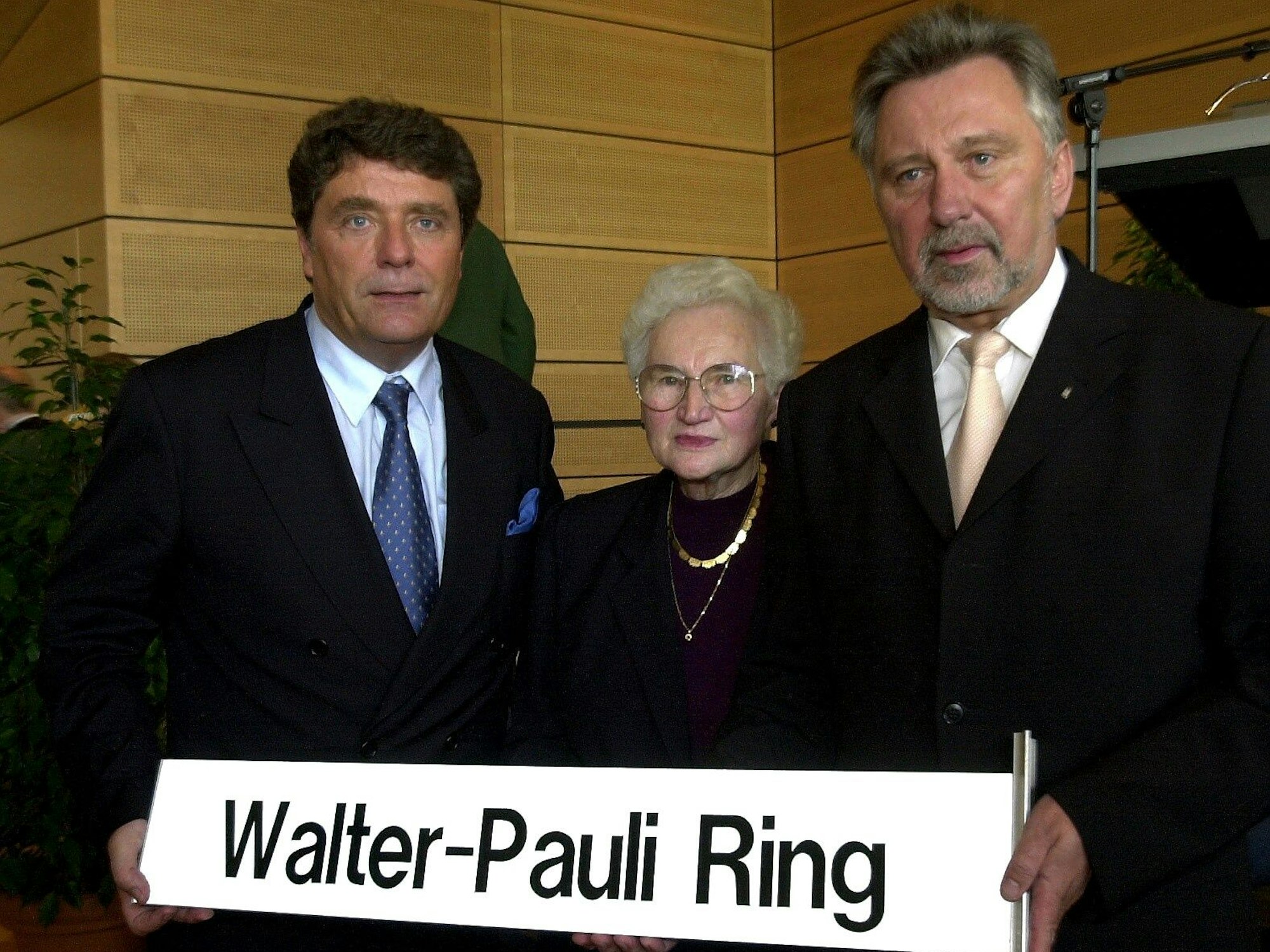 Oktober 2001: Oberbürgermeister Fritz Schramma (l.), die Mutter des getöteten Polizisten Walter Pauli und Polizeipräsident Klaus Steffenhagen bei der Einweihung des neuen Polizeipräsidiums in Köln-Kalk.