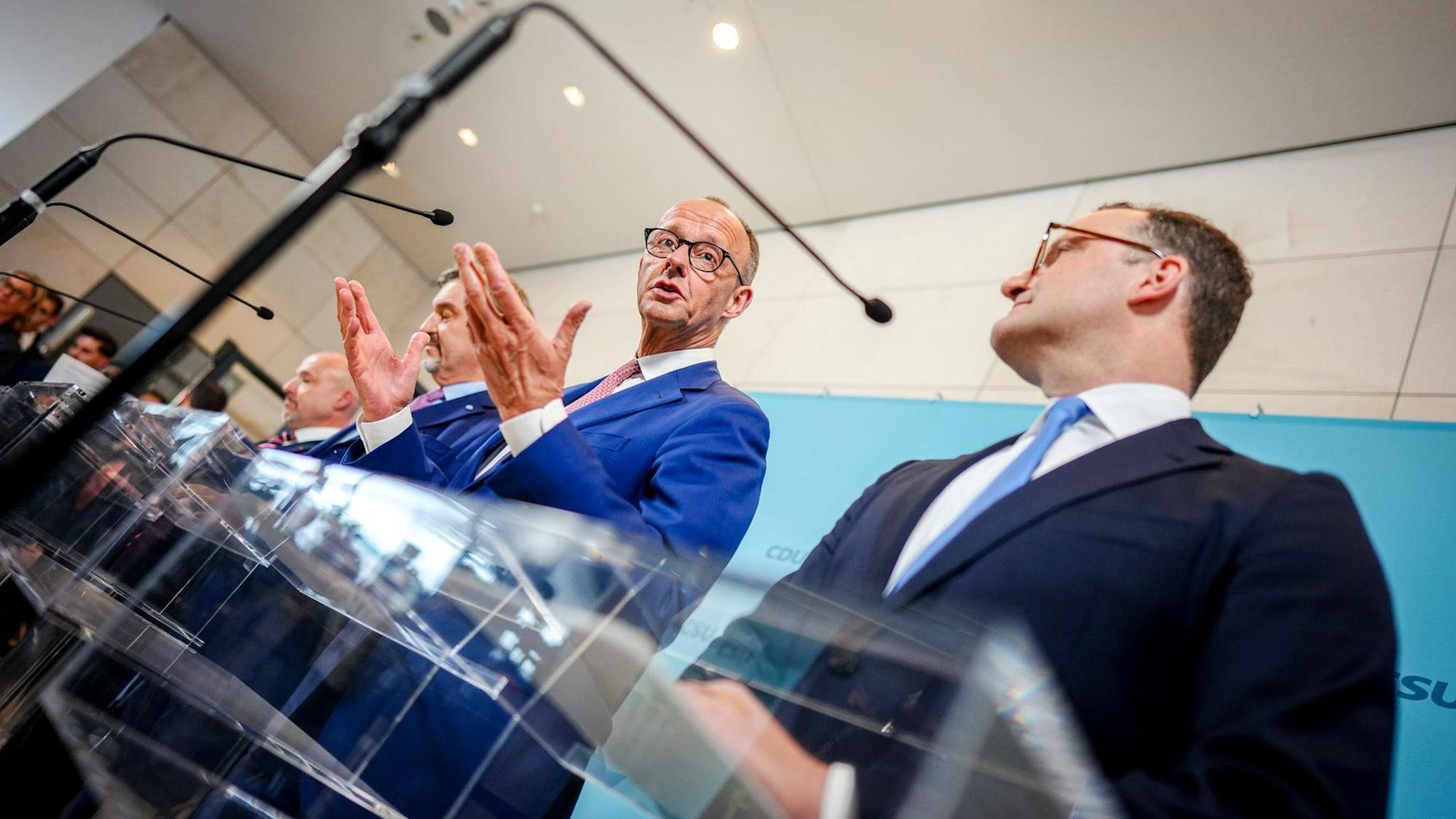 05.05.2025, Berlin: Alexander Hoffmann (l-r), CSU-Landesgruppenchef, Markus Söder, CSU-Vorsitzender und Ministerpräsident von Bayern, Friedrich Merz, Unions-Kanzlerkandidat und CDU-Bundesvorsitzender, und Jens Spahn (CDU), neu gewählter Vorsitzender der CDU/CSU-Bundestagsfraktion, geben nach der Sitzung ihrer Bundestagsfraktion eine Pressekonferenz. Foto: Kay Nietfeld/dpa +++ dpa-Bildfunk +++