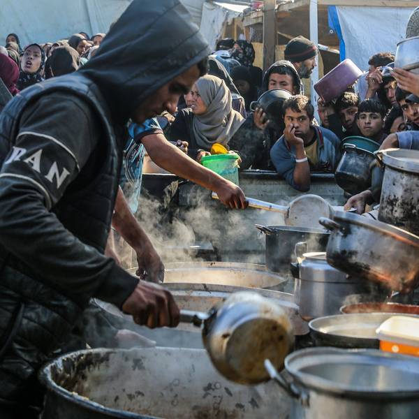 ARCHIV - 02.01.2025, Palästinensische Gebiete, Rafah: Menschen versammeln sich, um Mahlzeiten von der Wohltätigkeitsküche (Tekka) in Rafah zu erhalten, da die Palästinenser angesichts des Mangels an Mehl und Hilfsgütern und der anhaltenden Schließung der Grenzübergänge im Rahmen der Belagerung des Gazastreifens von einer Hungersnot bedroht sind. (zu dpa: «UN weisen israelischen Hilfsgüterplan zurück») Foto: Abed Rahim Khatib/dpa +++ dpa-Bildfunk +++