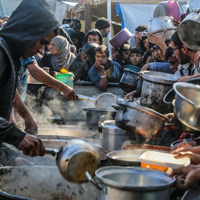 ARCHIV - 02.01.2025, Palästinensische Gebiete, Rafah: Menschen versammeln sich, um Mahlzeiten von der Wohltätigkeitsküche (Tekka) in Rafah zu erhalten, da die Palästinenser angesichts des Mangels an Mehl und Hilfsgütern und der anhaltenden Schließung der Grenzübergänge im Rahmen der Belagerung des Gazastreifens von einer Hungersnot bedroht sind. (zu dpa: «UN weisen israelischen Hilfsgüterplan zurück») Foto: Abed Rahim Khatib/dpa +++ dpa-Bildfunk +++