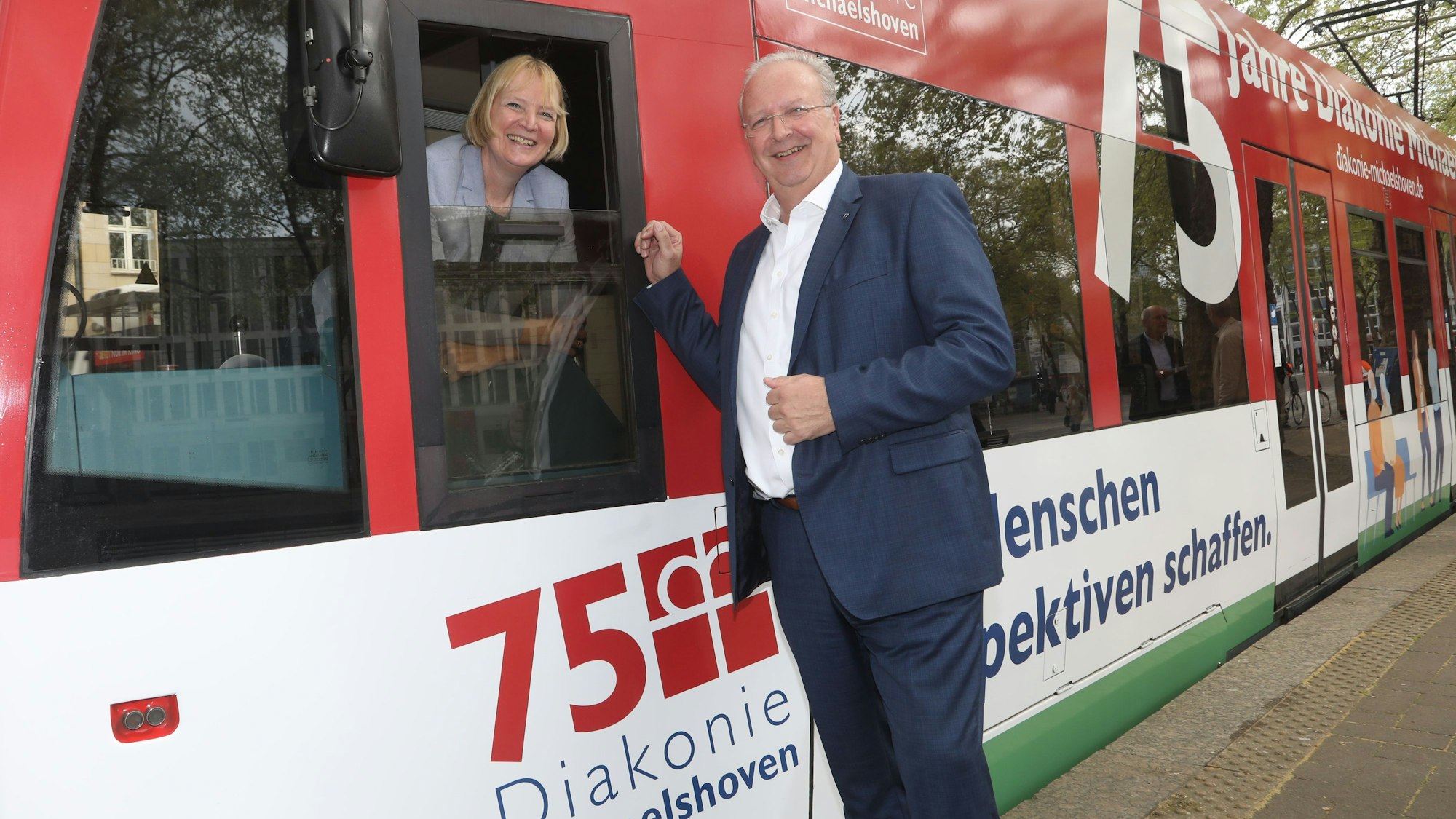 15.04.2025, Köln: Bei der Vorstellung einer Stadtbahn für die Diakonie Michaelshoven Stefanie Haaks, Vorstandsvorsitzende der KVB und Uwe Ufer, kaufmännischer Vorstand der Diakonie Michaelshoven. Die Kölner Verkehrs-Betriebe gratulieren der Diakonie Michaelshoven mit einer speziell gestalteten Stadtbahn zum 75-jährigen Bestehen. Foto: Arton Krasniqi