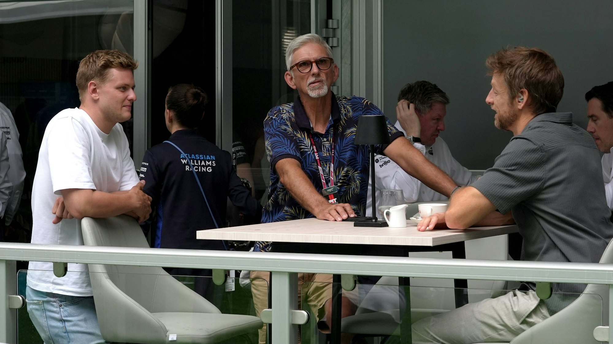 Mick Schumacher im Gespräch mit dem Erzrivalen seines Vaters Michael, Damon Hill, und Jenson Button.