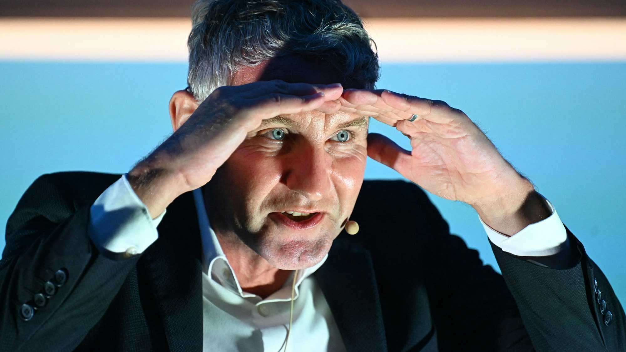 Björn Höcke, Fraktionsvorsitzender der AfD im Thüringer Landtag, hat den Mitarbeitern des Verfassungsschutzes auf X gedroht. (Archivbild)