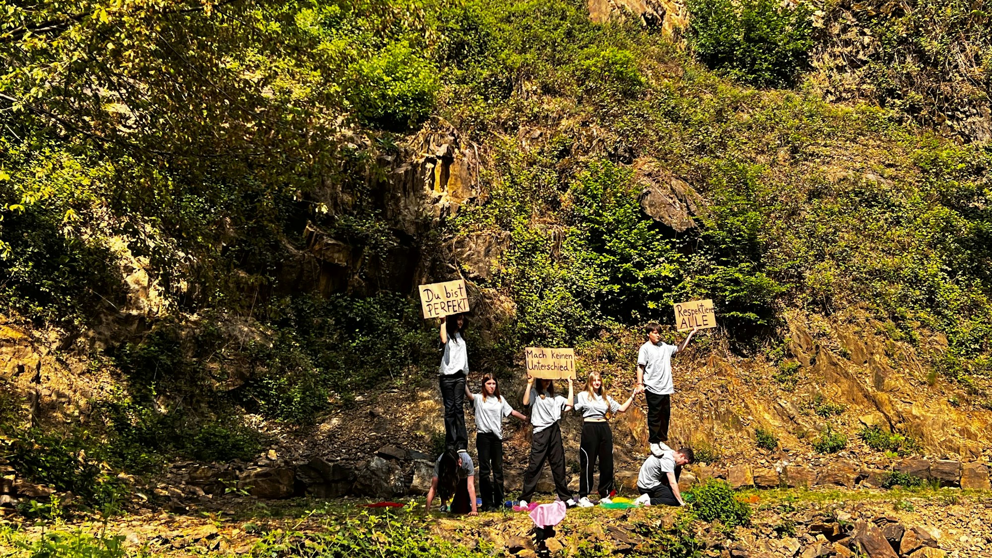 Als Schlussbild hielten Schülerinnen und Schüler der Musikschule drei Schilder mit den Worten „Du bist perfekt“, „Mach keinen Unterschied“ und „Respektiere alle“ in die Luft.