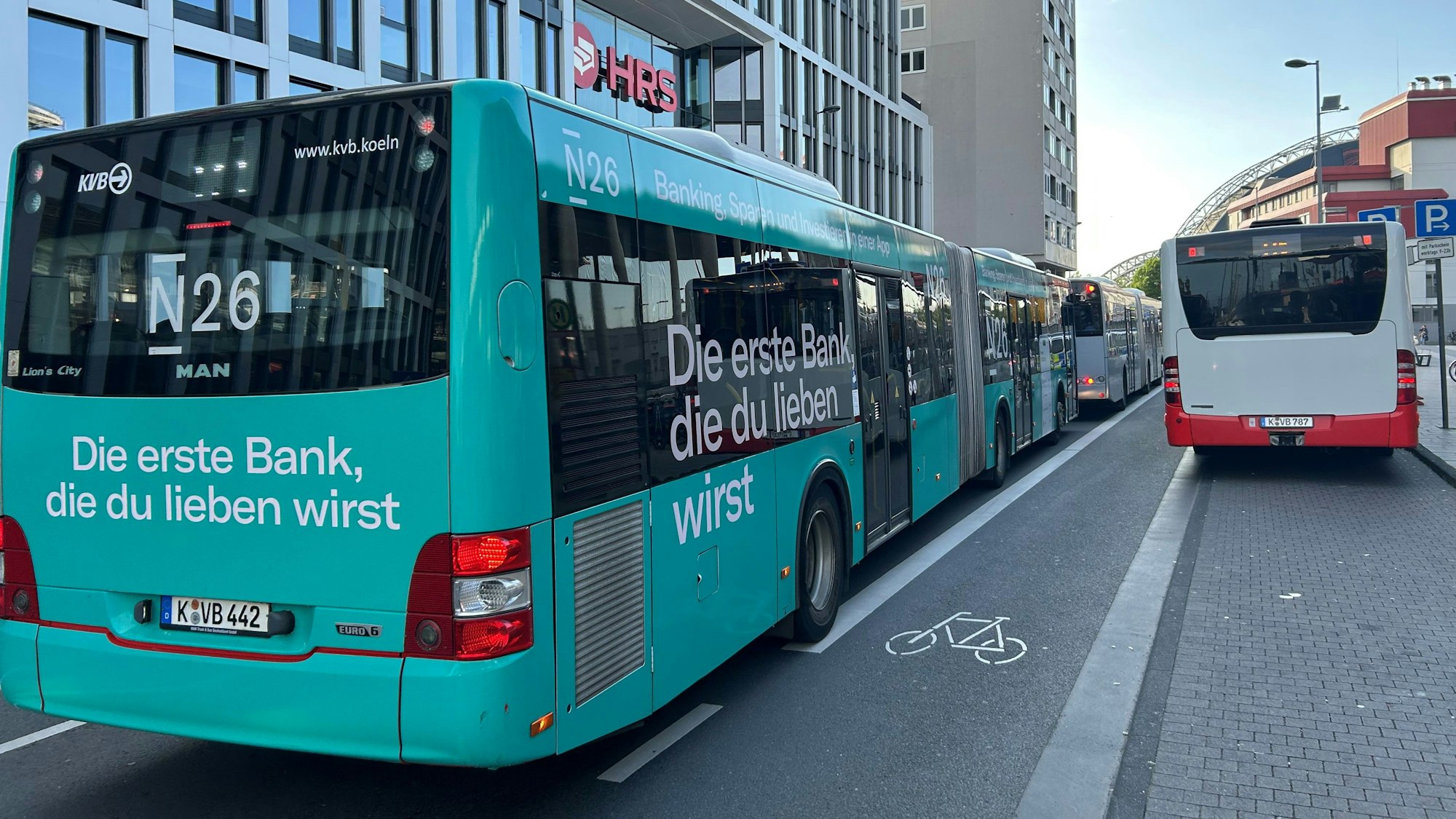 Vor dem Kreisverkehr am Breslauer Platz stauen sich die Ersatzbusse.