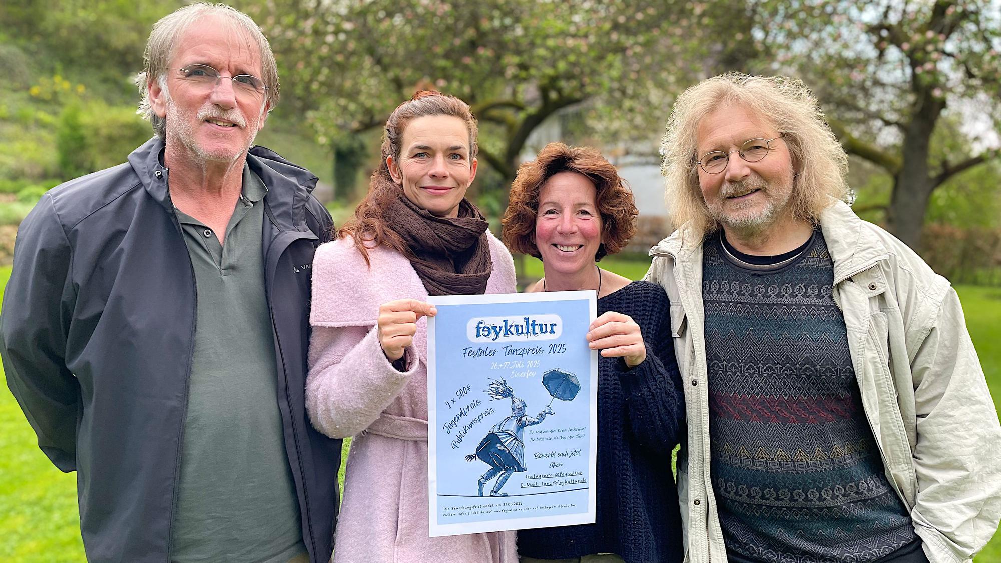 Vier von fünf Initiatoren der Feykultur stehen nebeneinander und halten das Plakat der Veranstaltung in die Kamera.