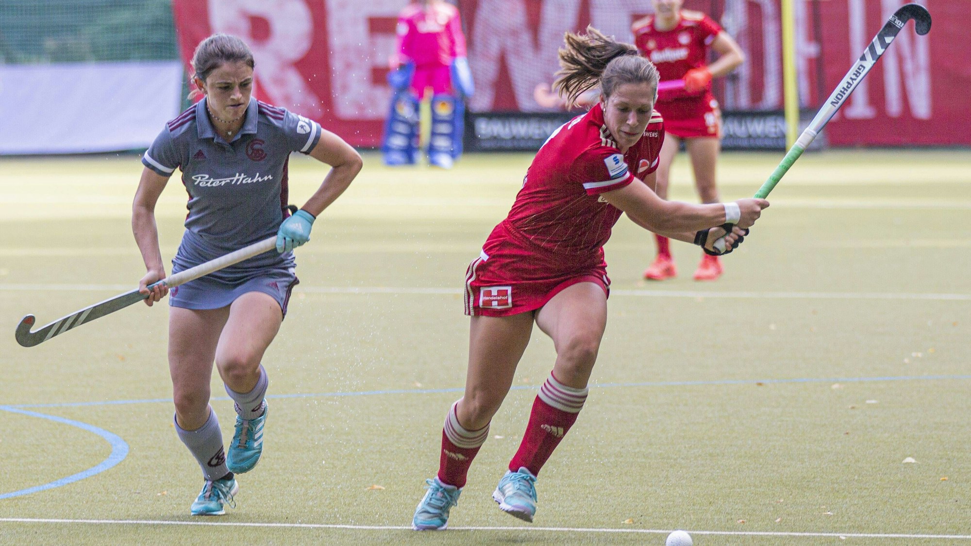 Damen-Hockey-Bundesliga Rot Weiss Koeln vs.Muenchener SC 5:0 Damen-Hockey-Bundesliga Rot Weiss Koeln vs.Muenchener SC 5:0 am 12. 9. 2021 Köln, Olympiaweg, Deutschland Photo: Ralf Kardes Philin Bolle 3 Mittelfeld Rebecca Grote 9 Mittelfeld *** Womens Hockey Bundesliga Rot Weiss Koeln vs Muenchener SC 5 0 Womens Hockey Bundesliga Rot Weiss Koeln vs Muenchener SC 5 0 on 12 9 2021 Cologne, Olympiaweg, Germany Photo Ralf Kardes Philin Bolle 3 midfield Rebecca Grote 9 midfield Copyright: xBEAUTIFULxSPORTS/RalfxKardesx