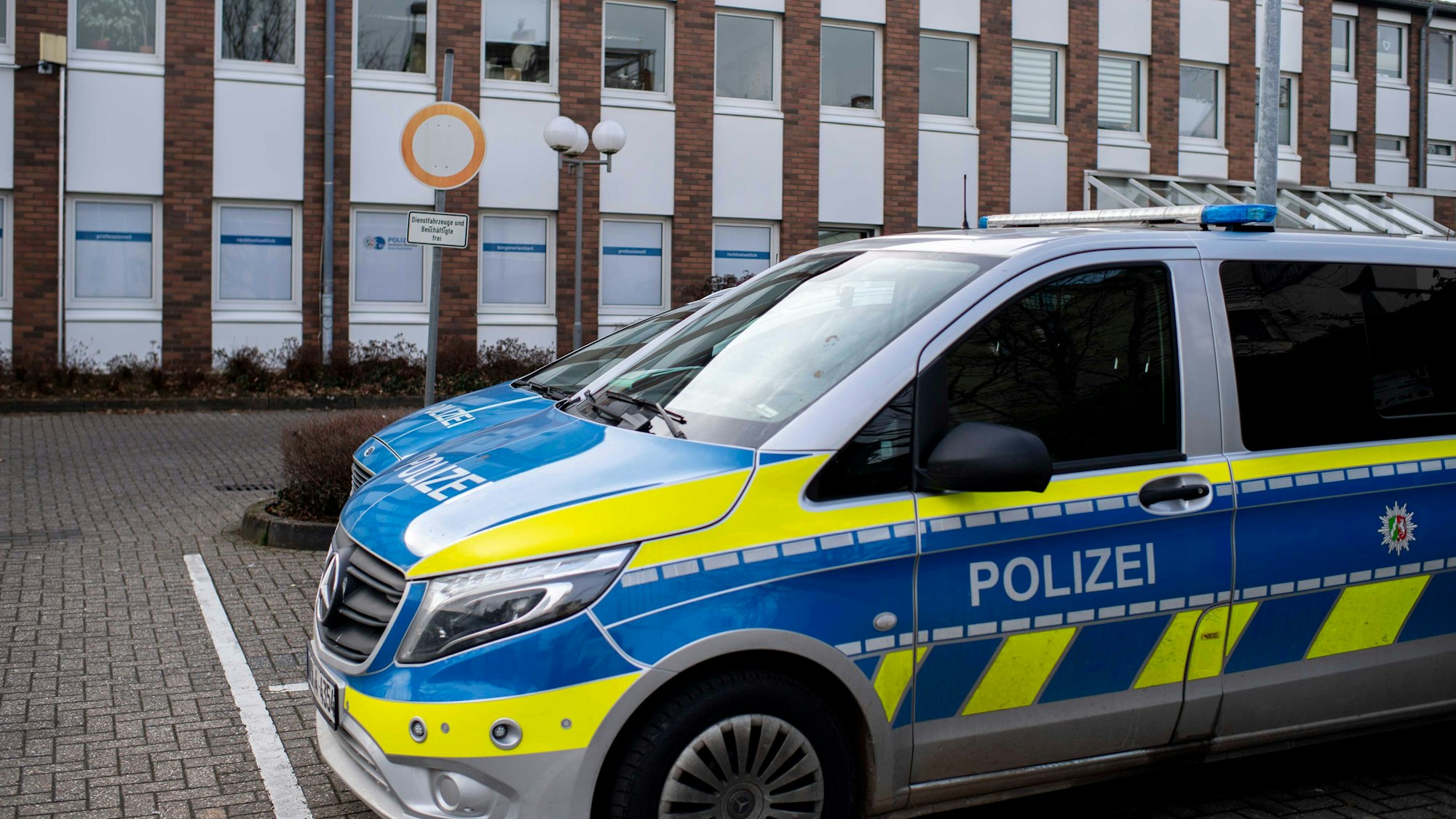 Einsatzwagen vor einer Polizeiwache (Symbolfoto).
