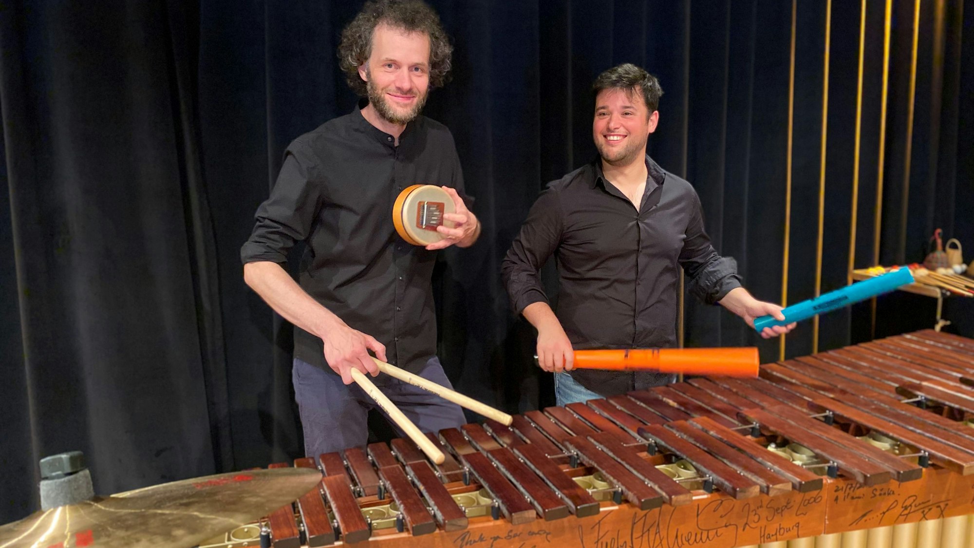 Zwei Menschen machen Musik