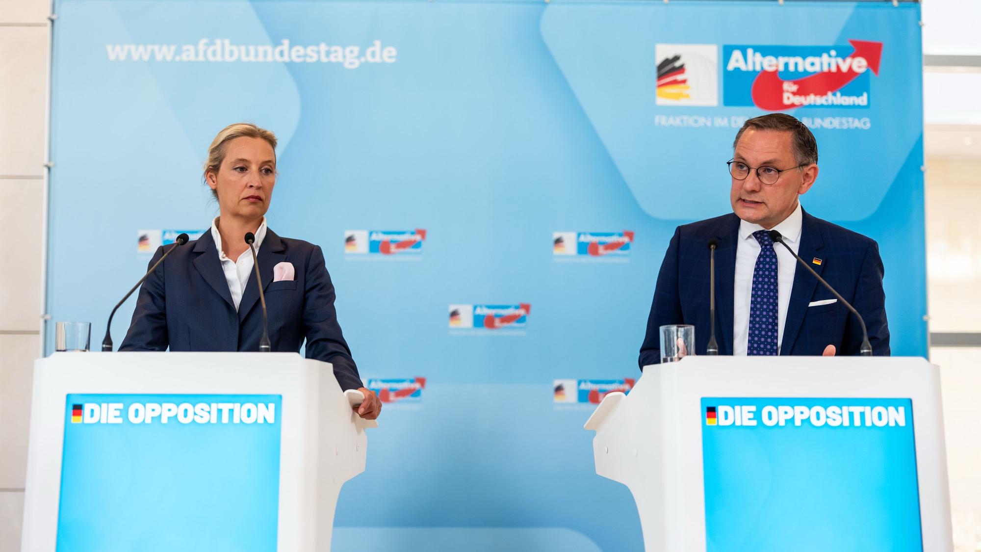05.05.2025, Berlin: Tino Chrupalla, AfD-Bundesvorsitzender und Fraktionsvorsitzender der AfD, und Alice Weidel, Fraktionsvorsitzende der AfD, stehen beim Pressestatment im Bundestag. Foto: Michael Kappeler/dpa +++ dpa-Bildfunk +++