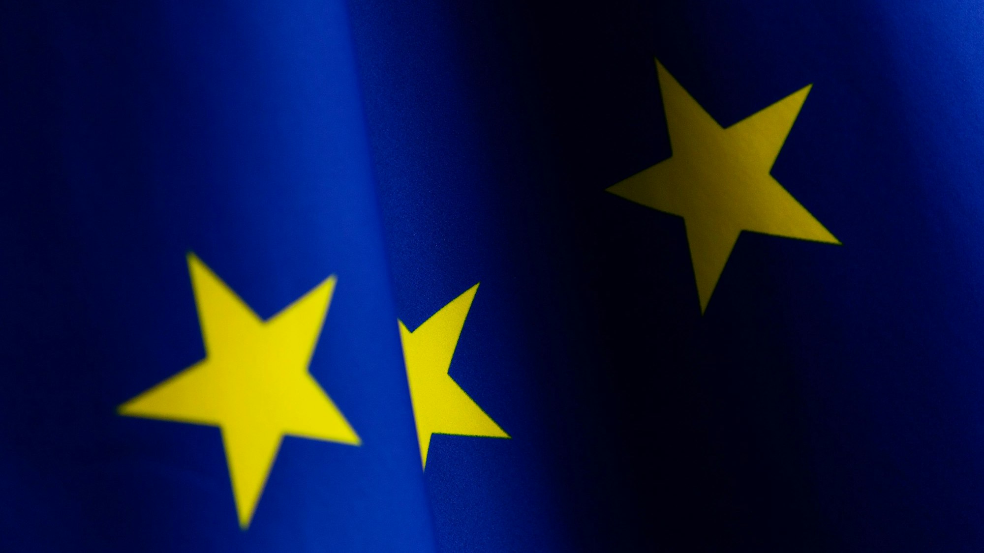 SYMBOLBILD - 02.05.2022, Belgien, Brüssel: Blick einige der Sterne auf einer Fahne der Europäischen Union. Die Fahne symbolisiert die Einheit und Identität Europas. (zu dpa: «EU-Parlament führt Europäischen Verdienstorden ein») Foto: Nicolas Landemard/Le Pictorium Agency via ZUMA/dpa +++ dpa-Bildfunk +++