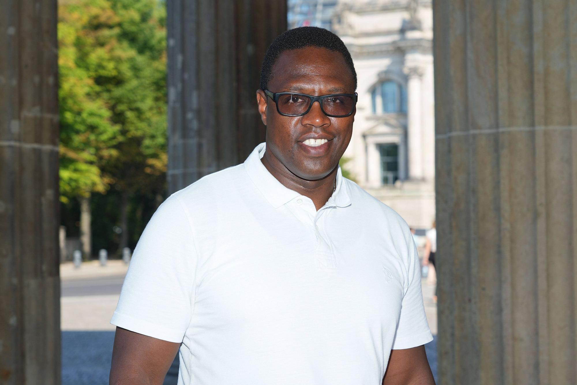 Pablo Thiam beim Photocall zum Benefizlauf der Arche - Fuer den Frieden ist ihnen kein Weg zu weit am 19.08.2023 vorm Brandenburger Tor in Berlin. Berlin Deutschland