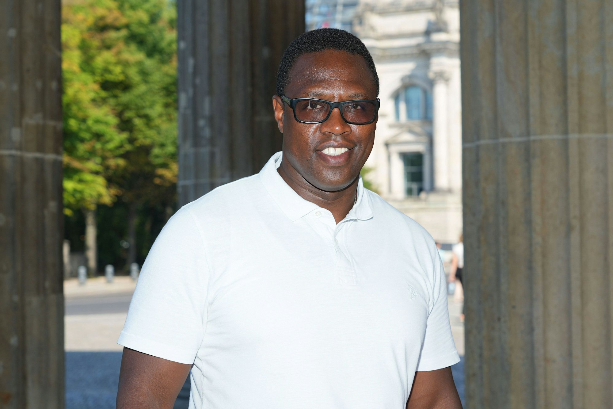 Pablo Thiam beim Photocall zum Benefizlauf der Arche - Fuer den Frieden ist ihnen kein Weg zu weit am 19.08.2023 vorm Brandenburger Tor in Berlin. Berlin Deutschland