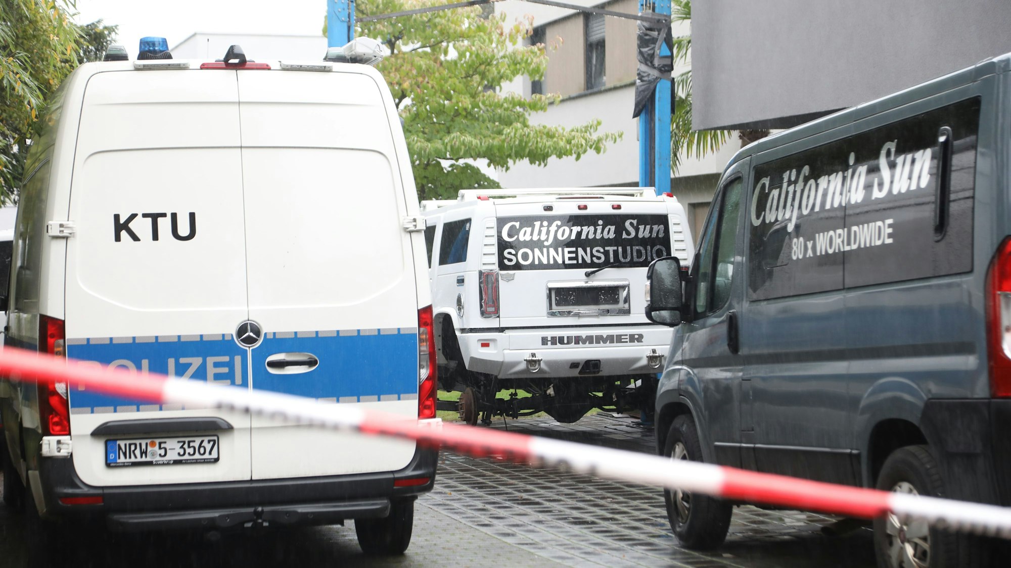 09.10.2024, Köln: Mord im Nobelviertel in Hahnwald. Die Polizei ermittelt. Foto: Arton Krasniqi