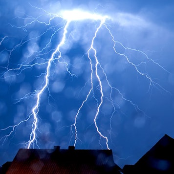 Nordrhein-Westfalen, Gesecke: Ein Blitz schlägt ein. (Symbolbild)