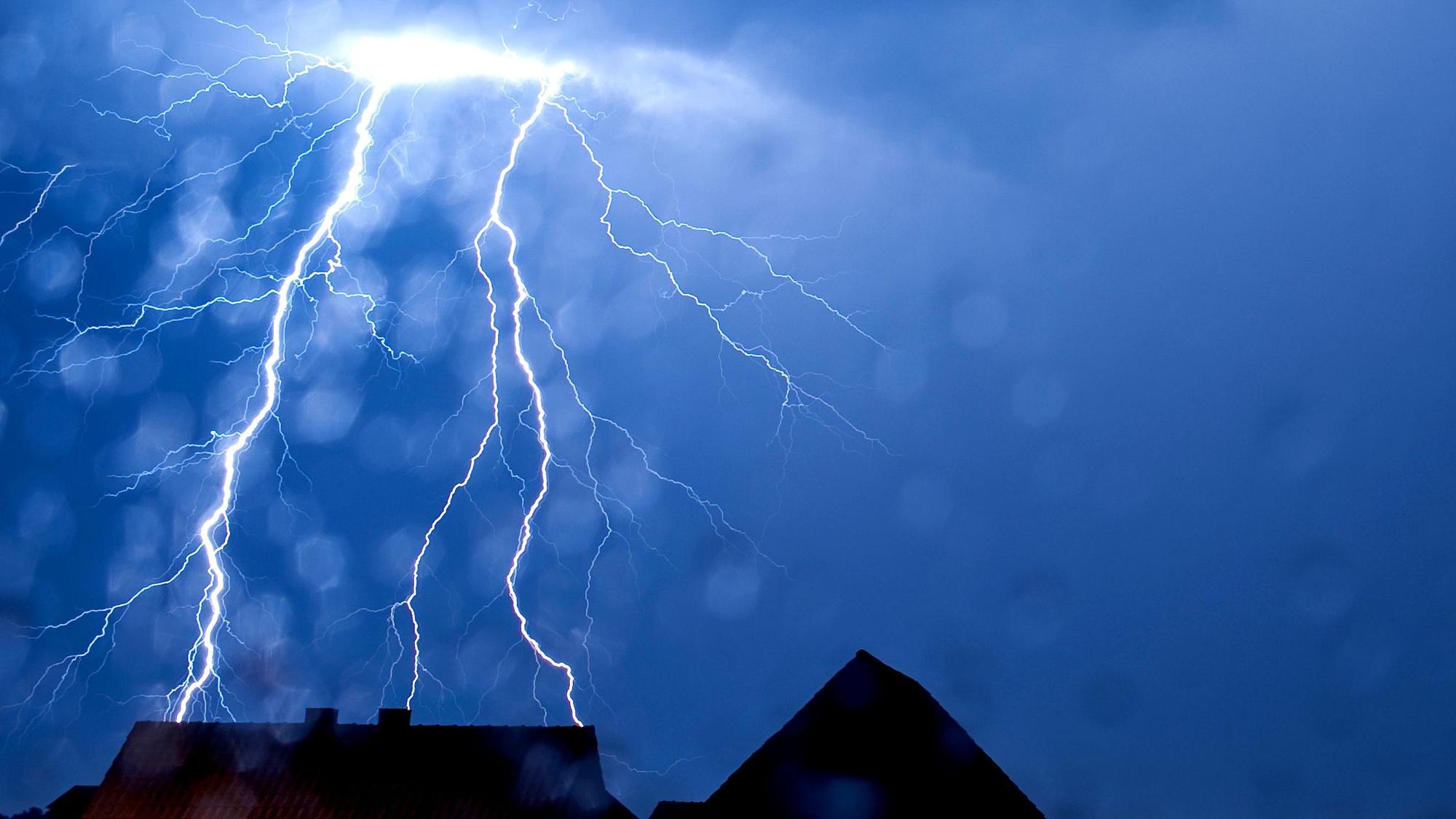 Nordrhein-Westfalen, Gesecke: Ein Blitz schlägt ein. (Symbolbild)