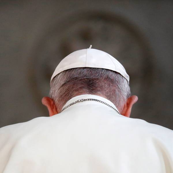 Papst Franziskus ist von hinten zu sehen.